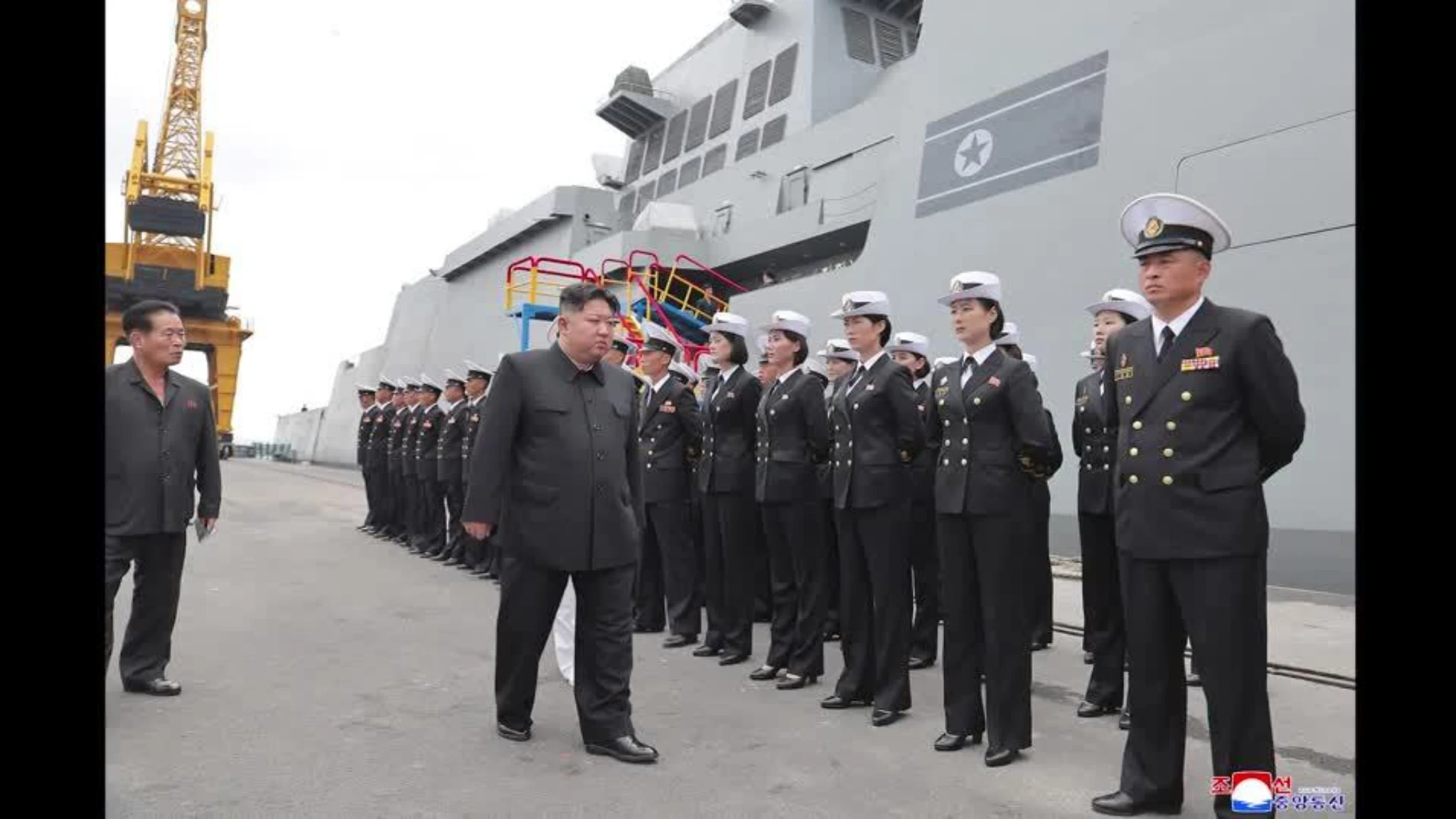 Kim Jong-un ispeziona la sua nave da guerra più potente e minaccia: “Espansione nucleare rapida”