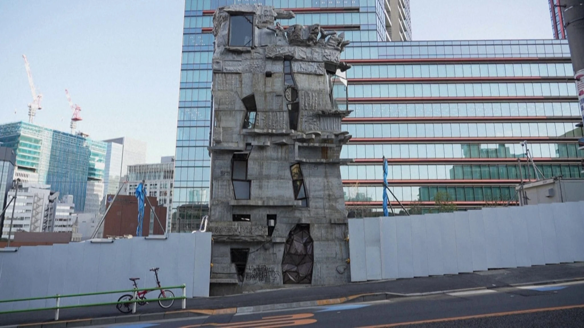 Una strana torre è spuntata tra i grattacieli di Tokyo e sembra uscita da un cartone animato