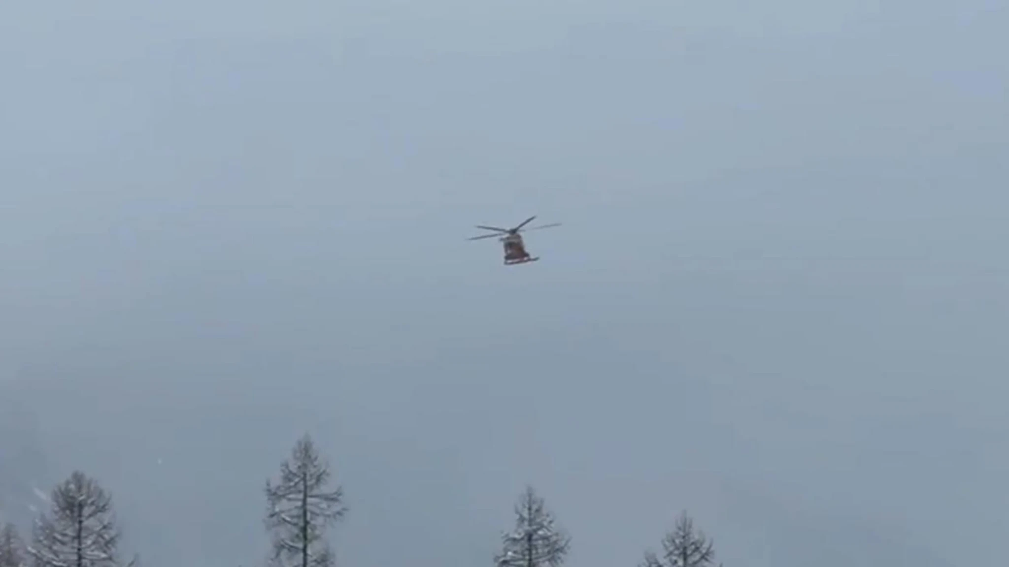 Valanga travolge sciatore a Gressoney, l'elicottero del Soccorso alpino raggiunge la zona del Gabiet
