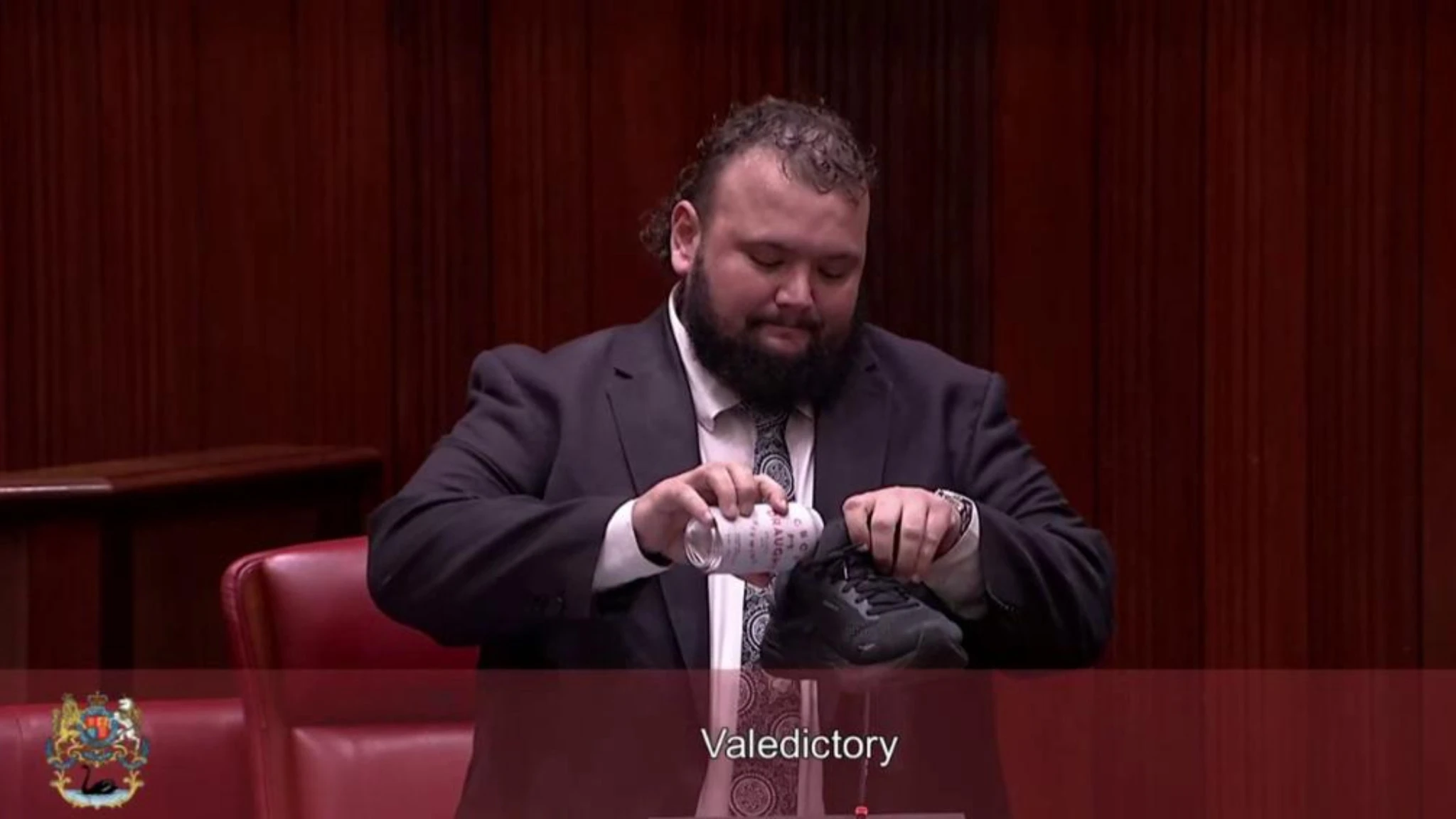 Australia, il politico saluta il Parlamento con un brindisi… dalla scarpa
