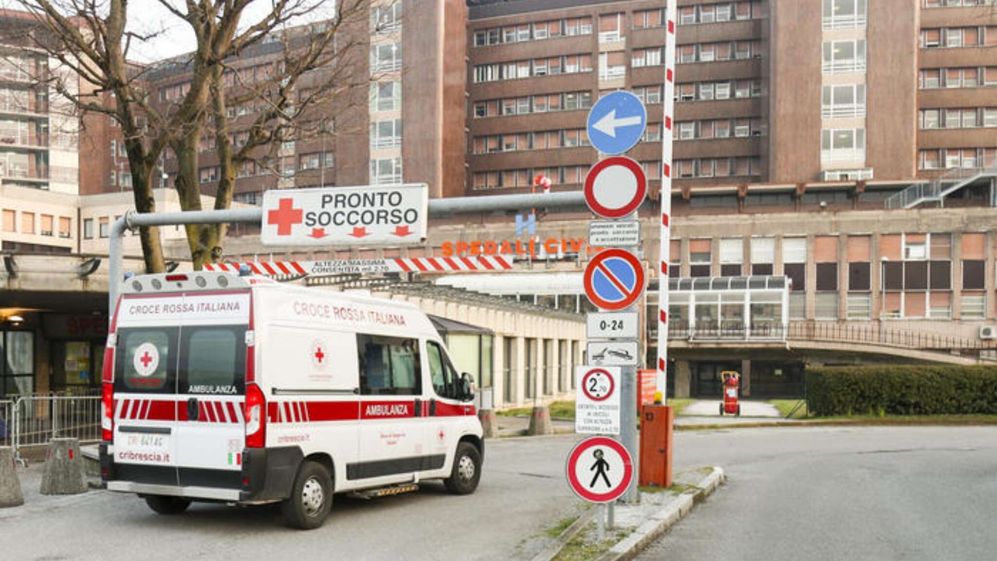 Brescia, incendio in ospedale: una persona è grave. Il fuoco ha investito un reparto