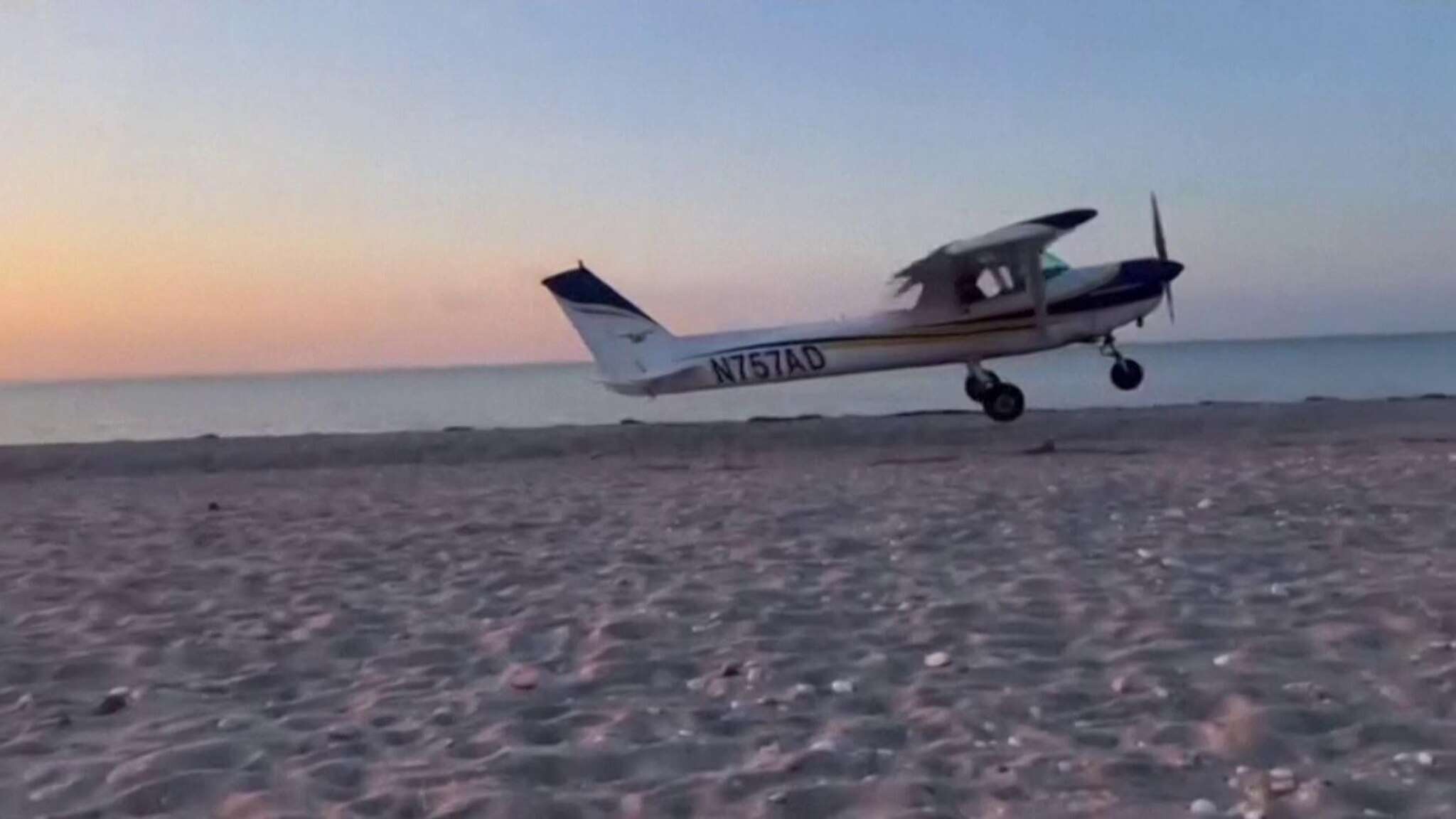 Atterraggio di emergenza sulla spiaggia: il piccolo aereo finisce con il muso nella sabbia