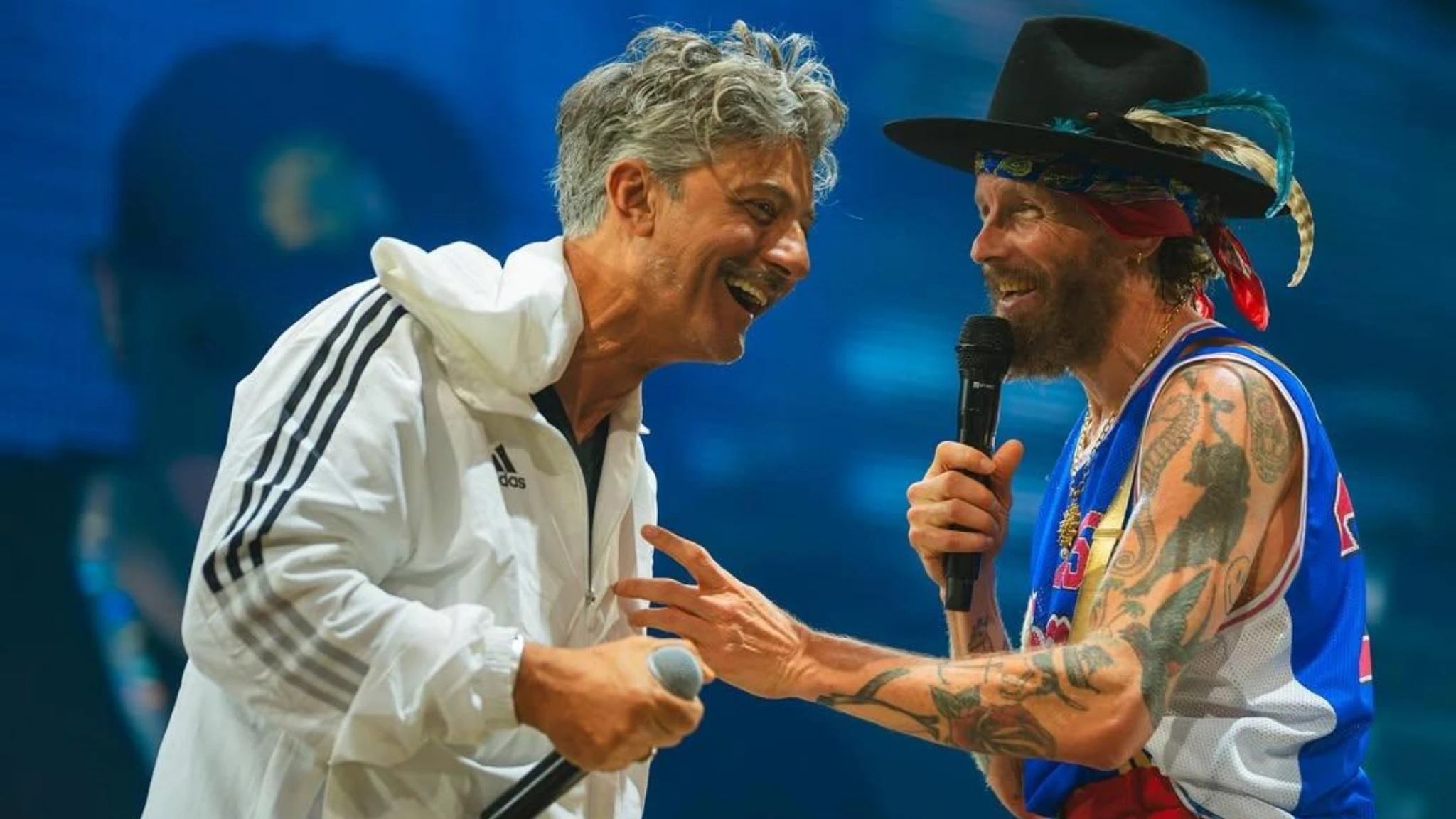 Fiorello sul palco con Jovanotti a sorpresa: canta, imita Gianni Morandi ed è subito show
