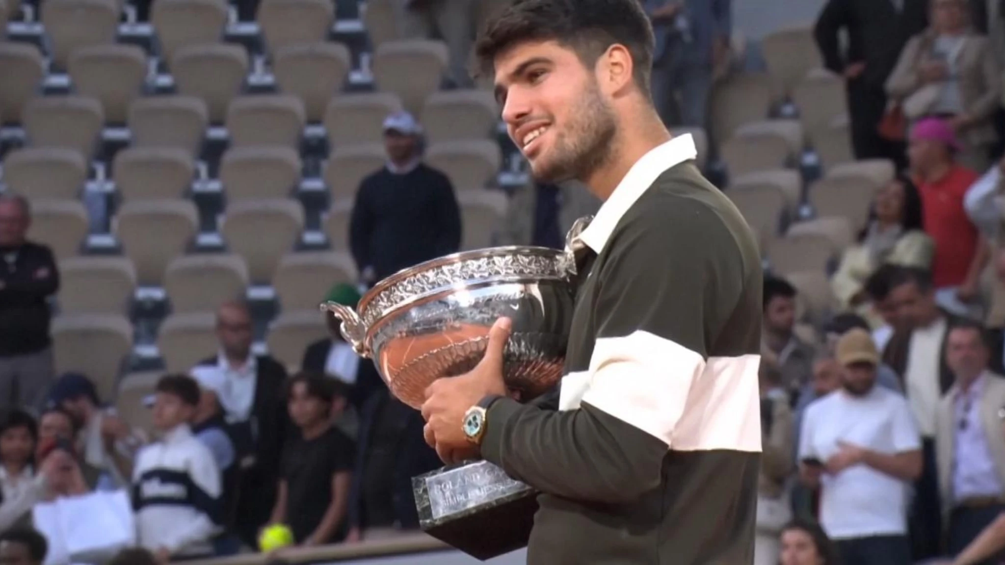 Alcaraz alza il trofeo e omaggia Sinner: 
