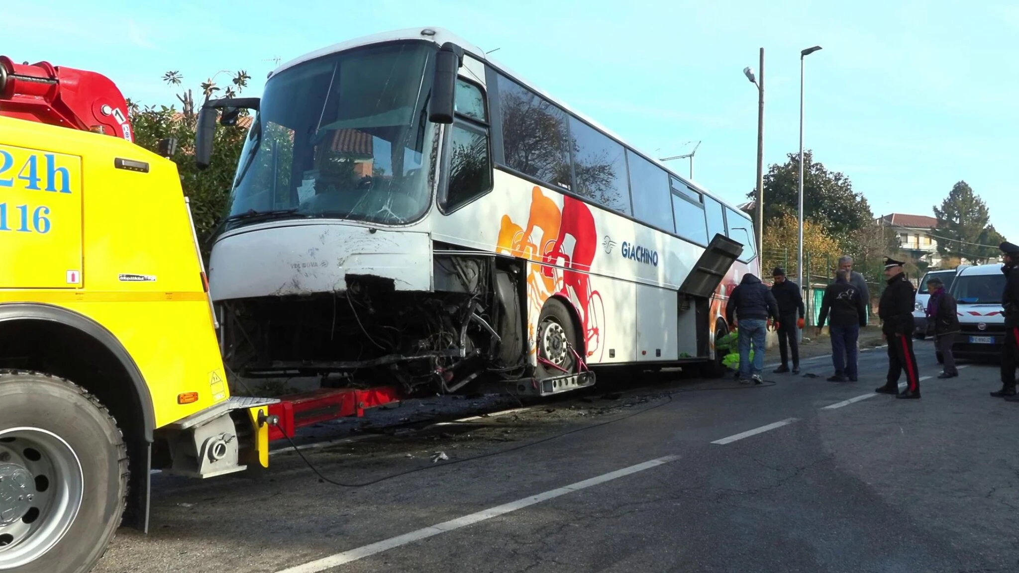 L'auto completamente distrutta e il pullman sul ciglio della strada: le immagini dell'incidente