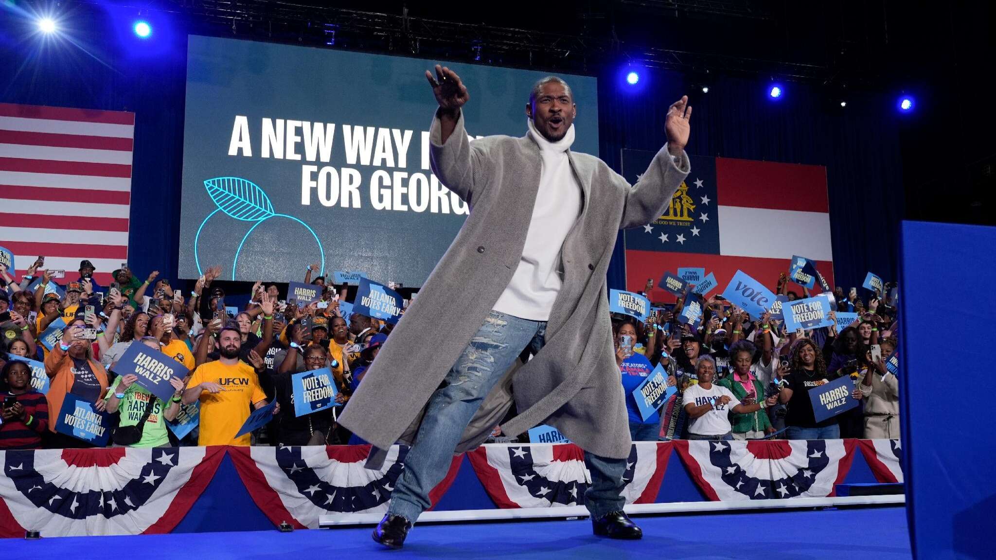 Il cantante Usher con Kamala Harris sul palco di Atlanta