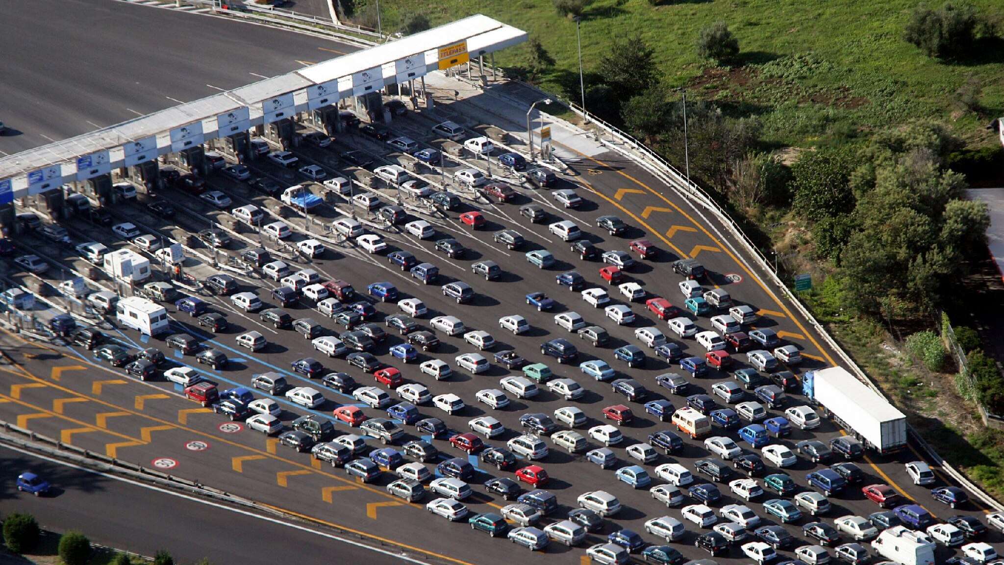 Esodo estivo: oggi e domani bollino rosso per strade e autostrade 