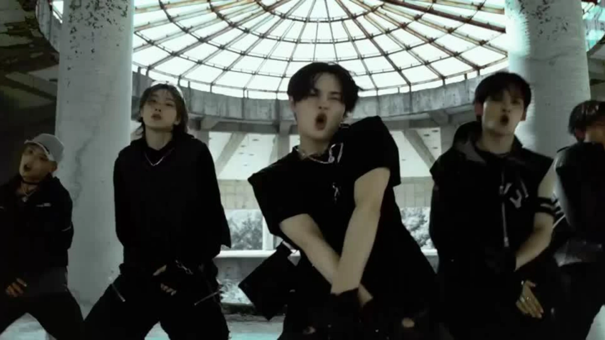 1VERSE, il debutto della boy band con due disertori nordcoreani: 