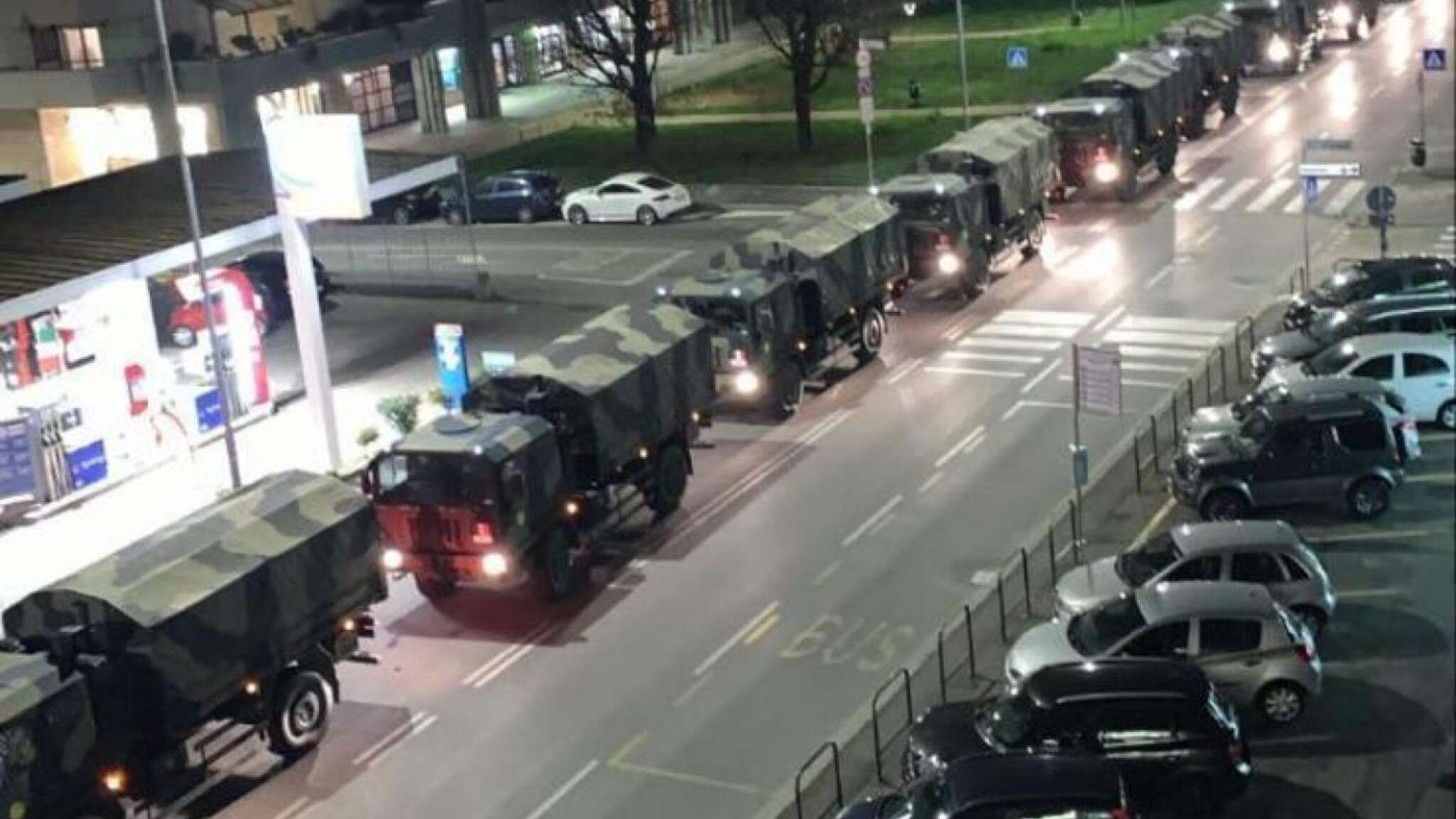 I camion con le bare a Bergamo, il ricordo delle vittime di Covid. “Sparì una generazione”