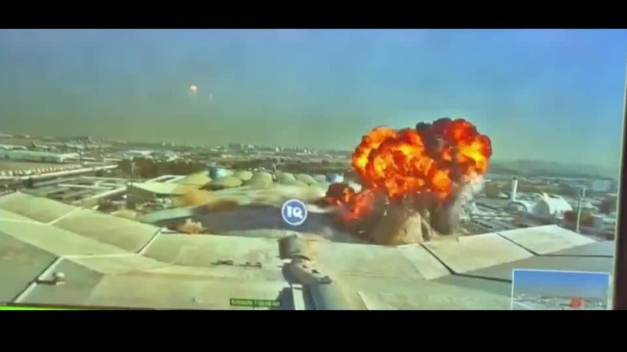 L'istante in cui un drone iraniano colpisce l'aeroporto del Kuwait