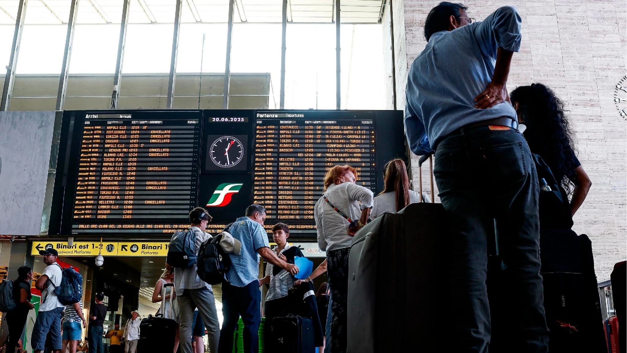Da lunedì previsti scioperi per treni, bus e navi;  fermi anche i taxi. Due gli stop generali