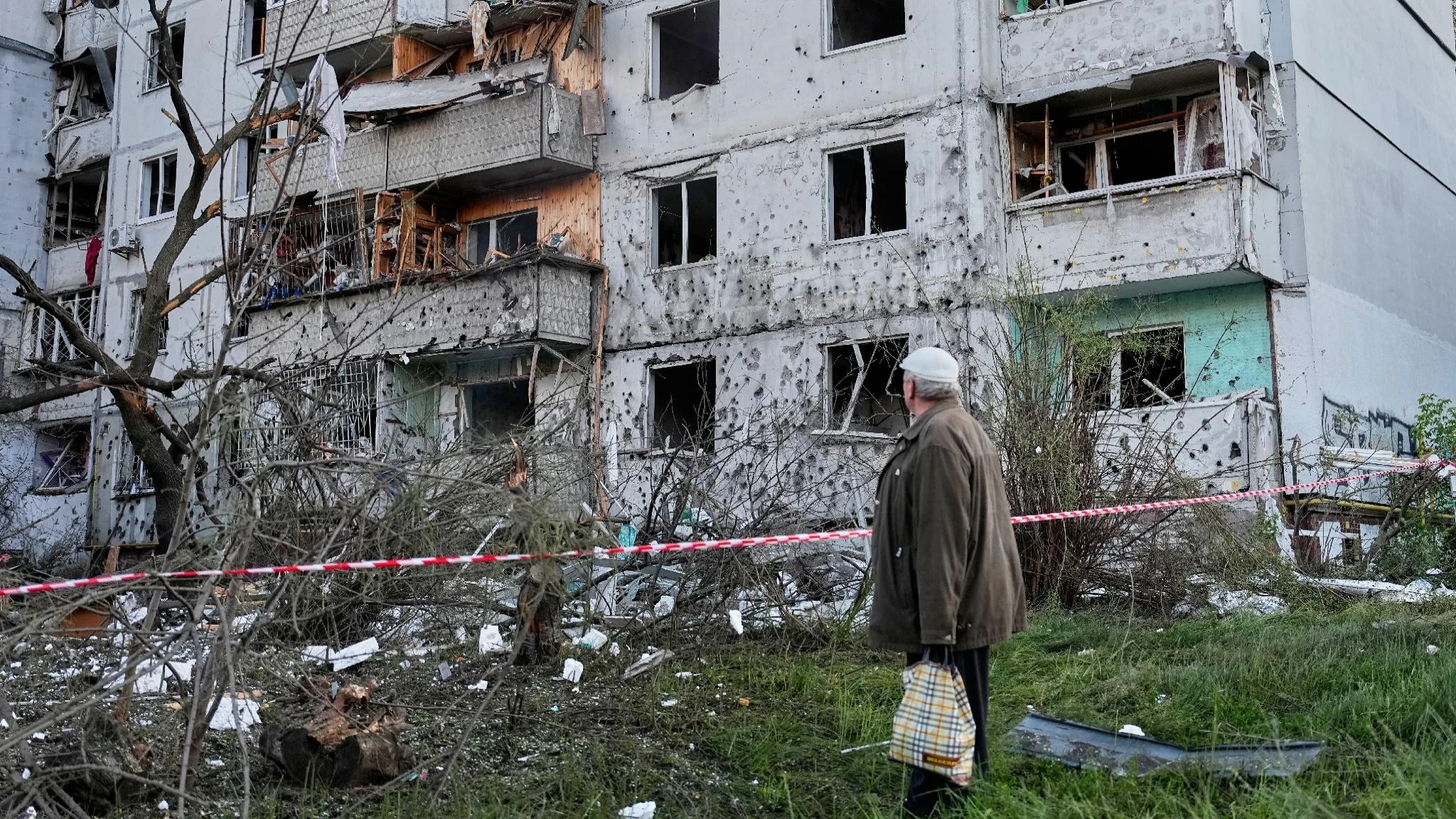 Pioggia di missili sulle città ucraine, Zelensky chiede più difesa aerea
