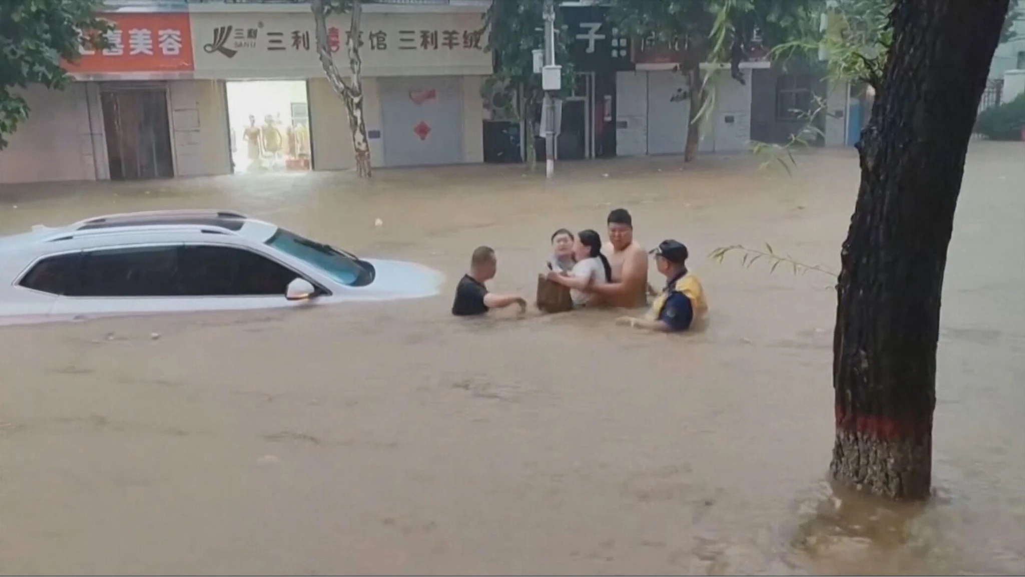 Un fiume d'acqua travolge le auto parcheggiate: drammatico il bilancio delle inondazioni in Cina