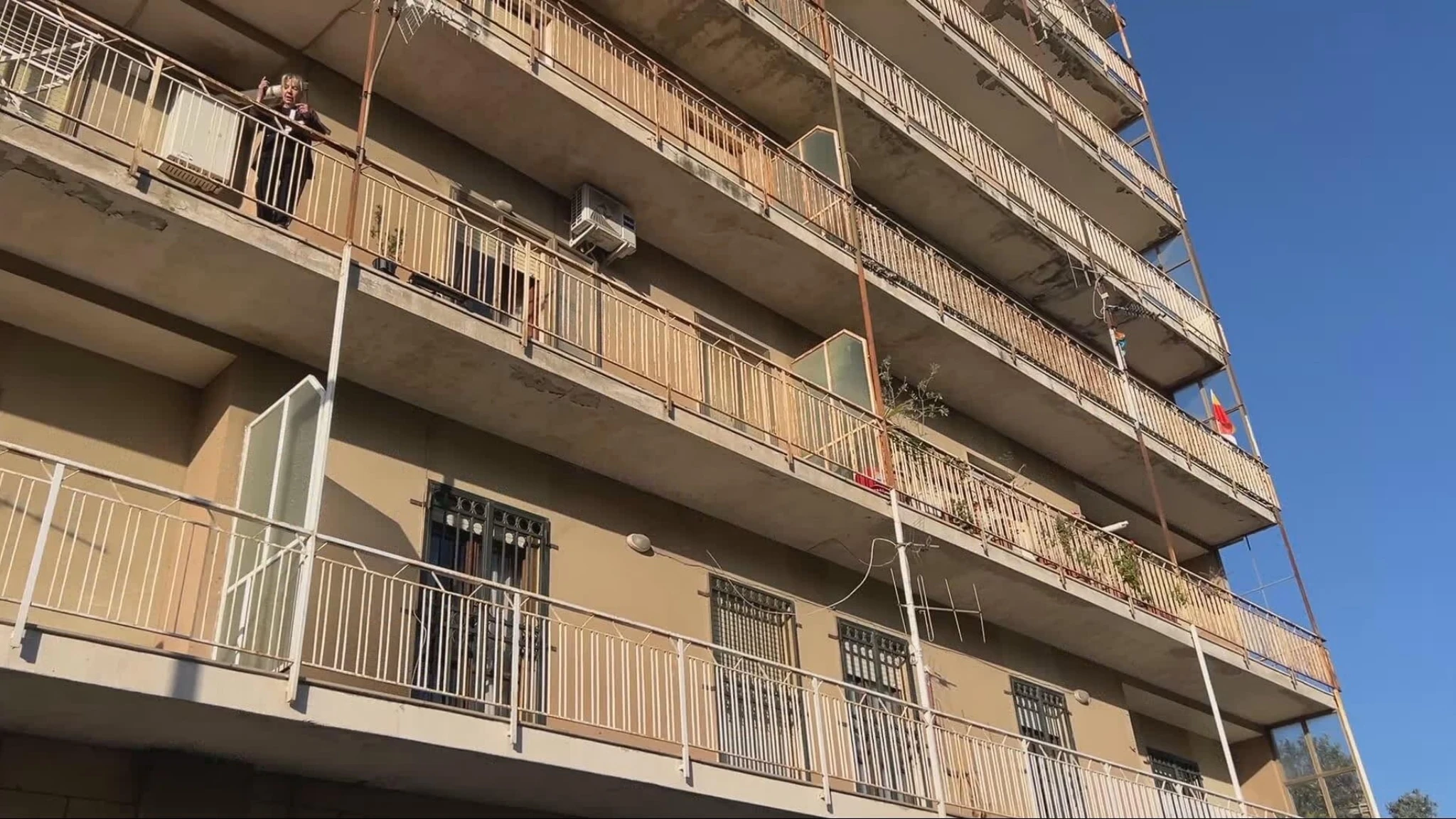 Donna si lancia dal balcone con i tre figli: due muoiono con lei, l'altra è grave. Domani i funerali