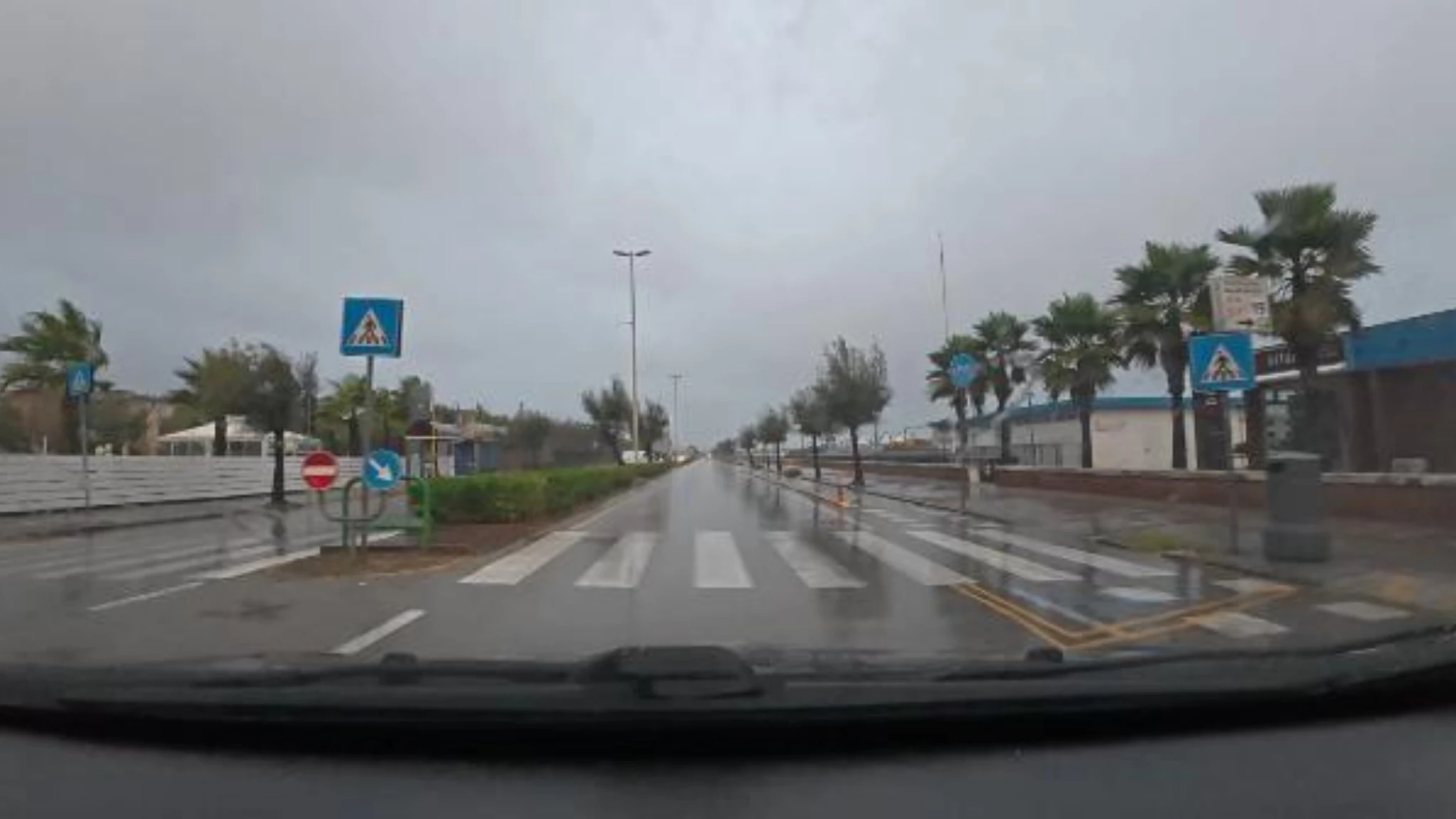 Forte vento e pioggia sferzano la costa veneta: il camera car del maltempo