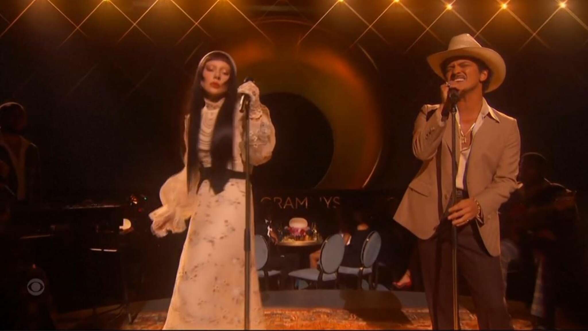 Bruno Mars e Lady Gaga sul palco dei Grammy: la performance