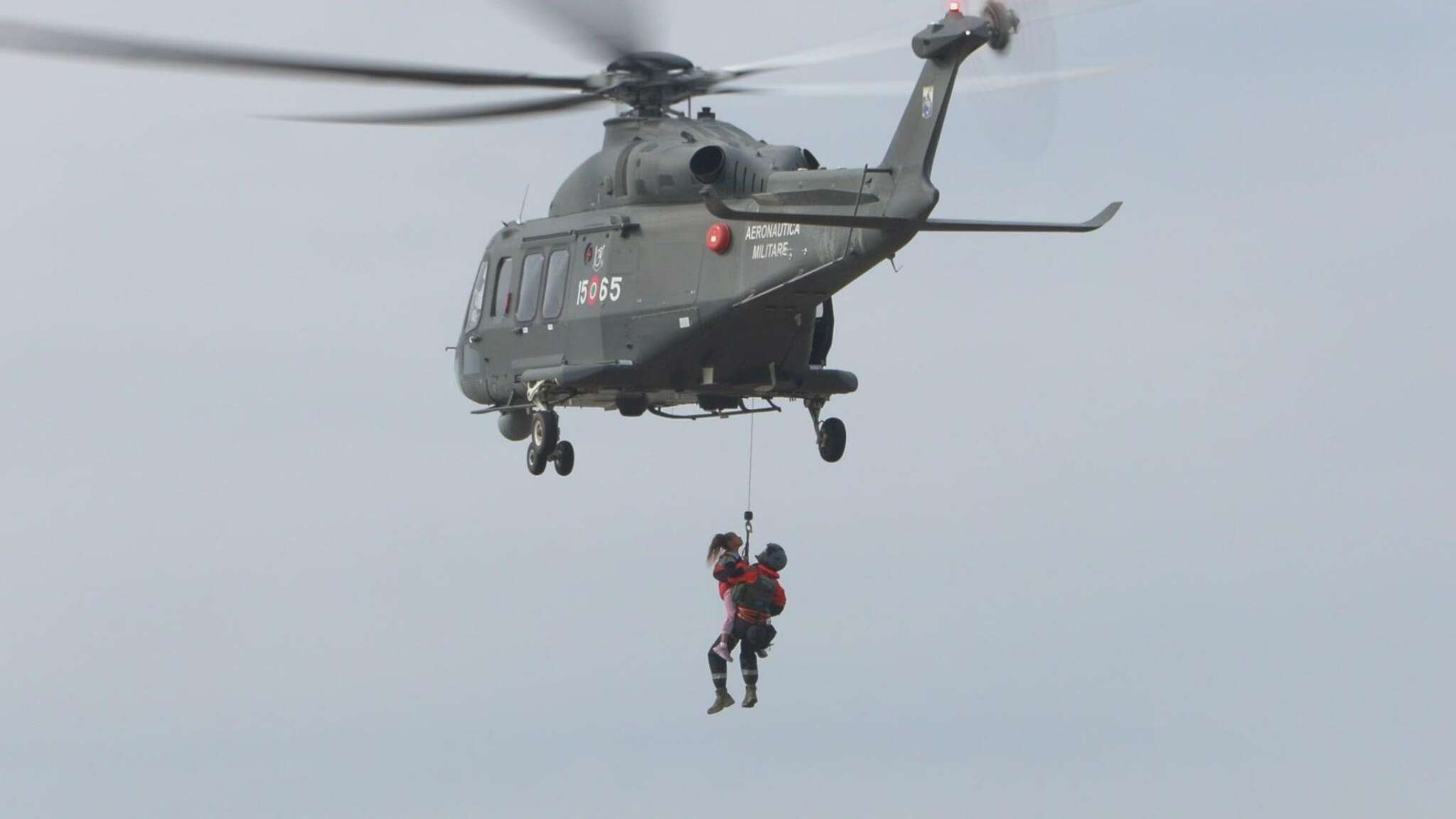 Evacuazioni senza sosta a Traversara, il paese invaso dall'acqua