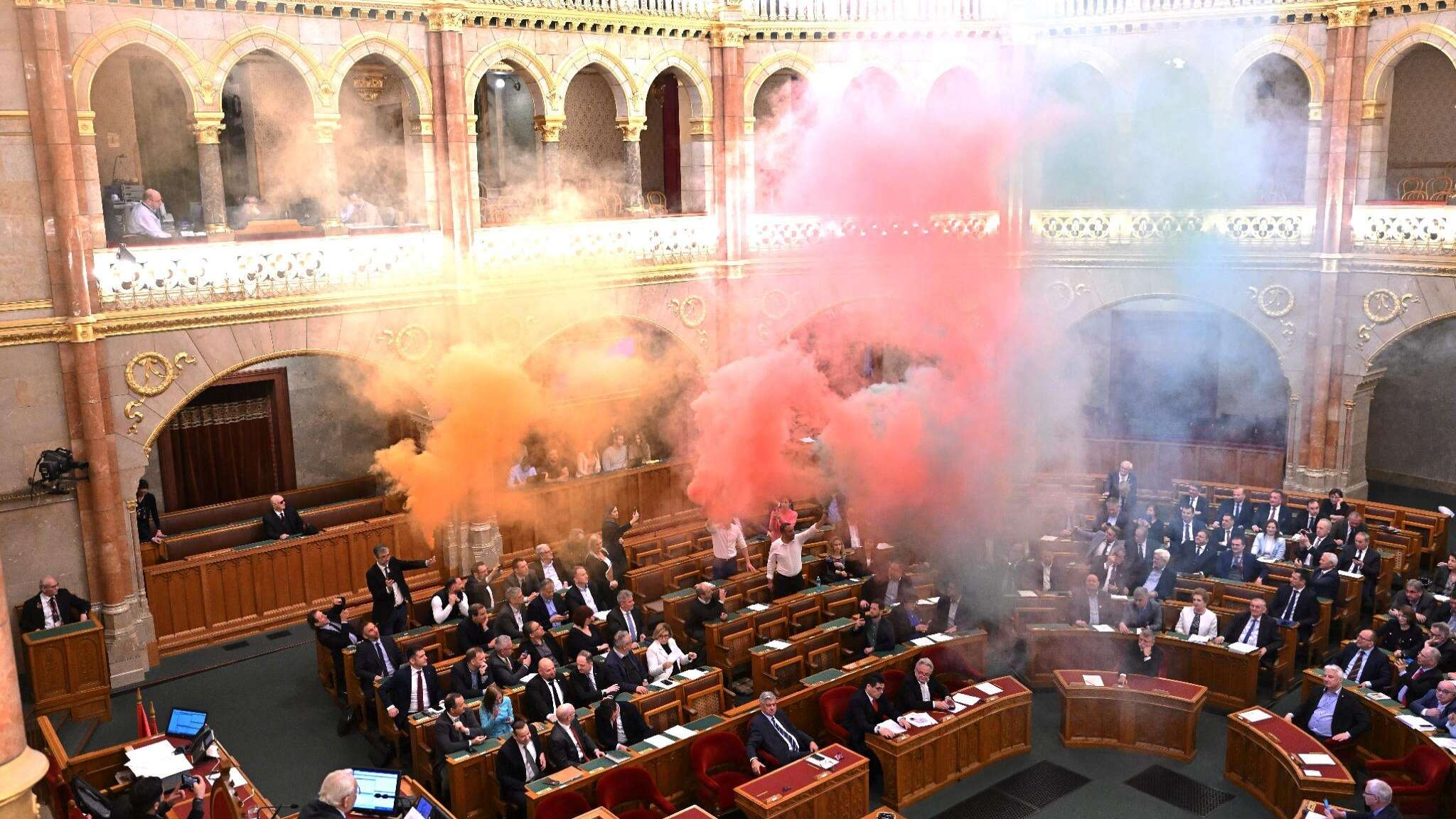 Ungheria, approvata la legge che vieta il Pride, fumogeni in Parlamento 