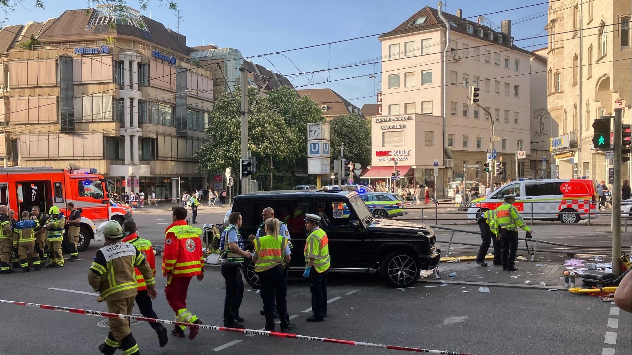 Germania: auto travolge passanti nel centro di Stoccarda, ci sono feriti gravi
