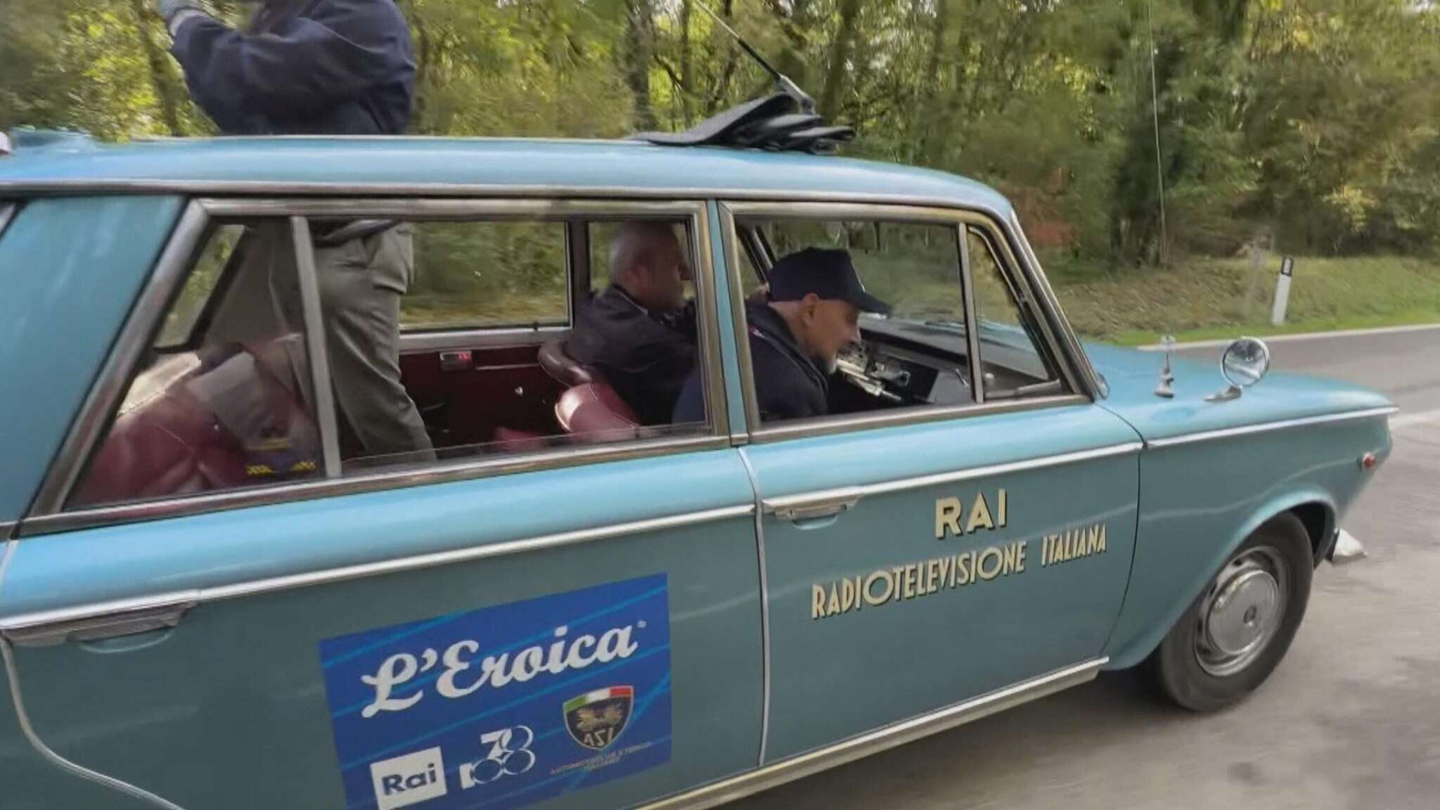 8500 ciclisti: ecco il popolo dell'Eroica, la corsa in bici d'epoca sulle strade bianche del Chianti