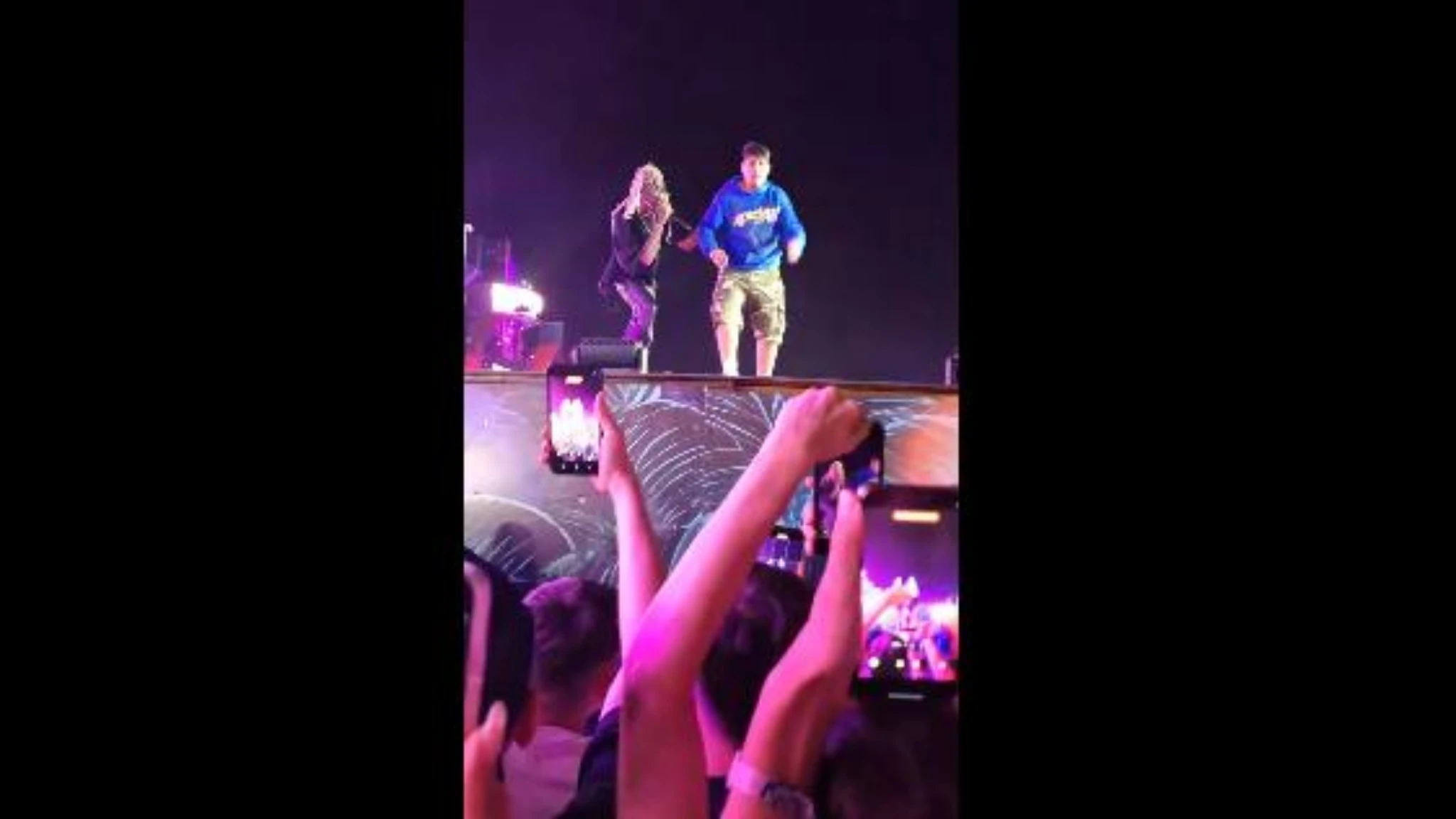 Il fan 15enne sale sul palco e Destroy Lonely lo invita a saltare giù: costole rotte e danni ai reni