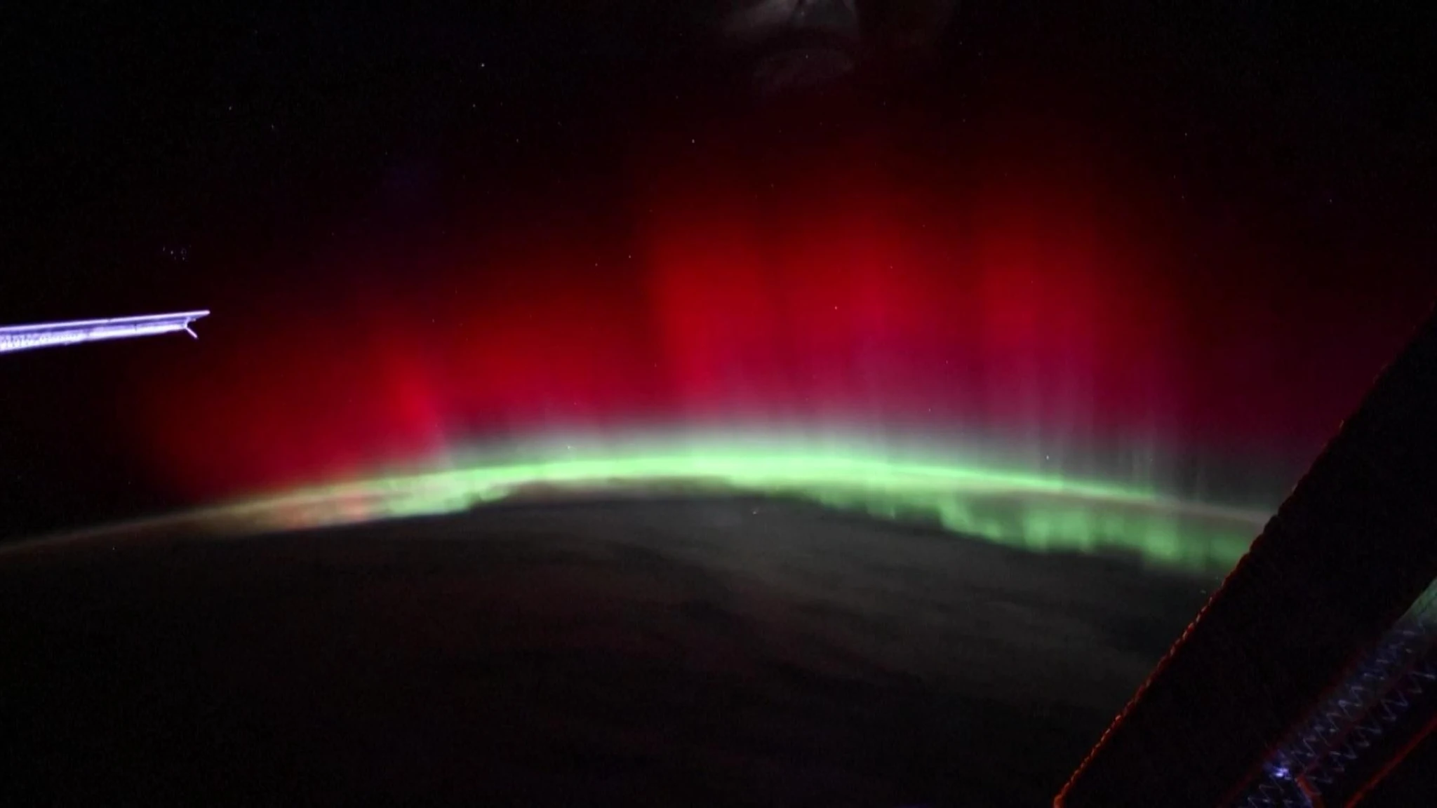 Bagliori scarlatti nello spazio: l’astronauta Pettit immortala una rara aurora rossa dalla ISS