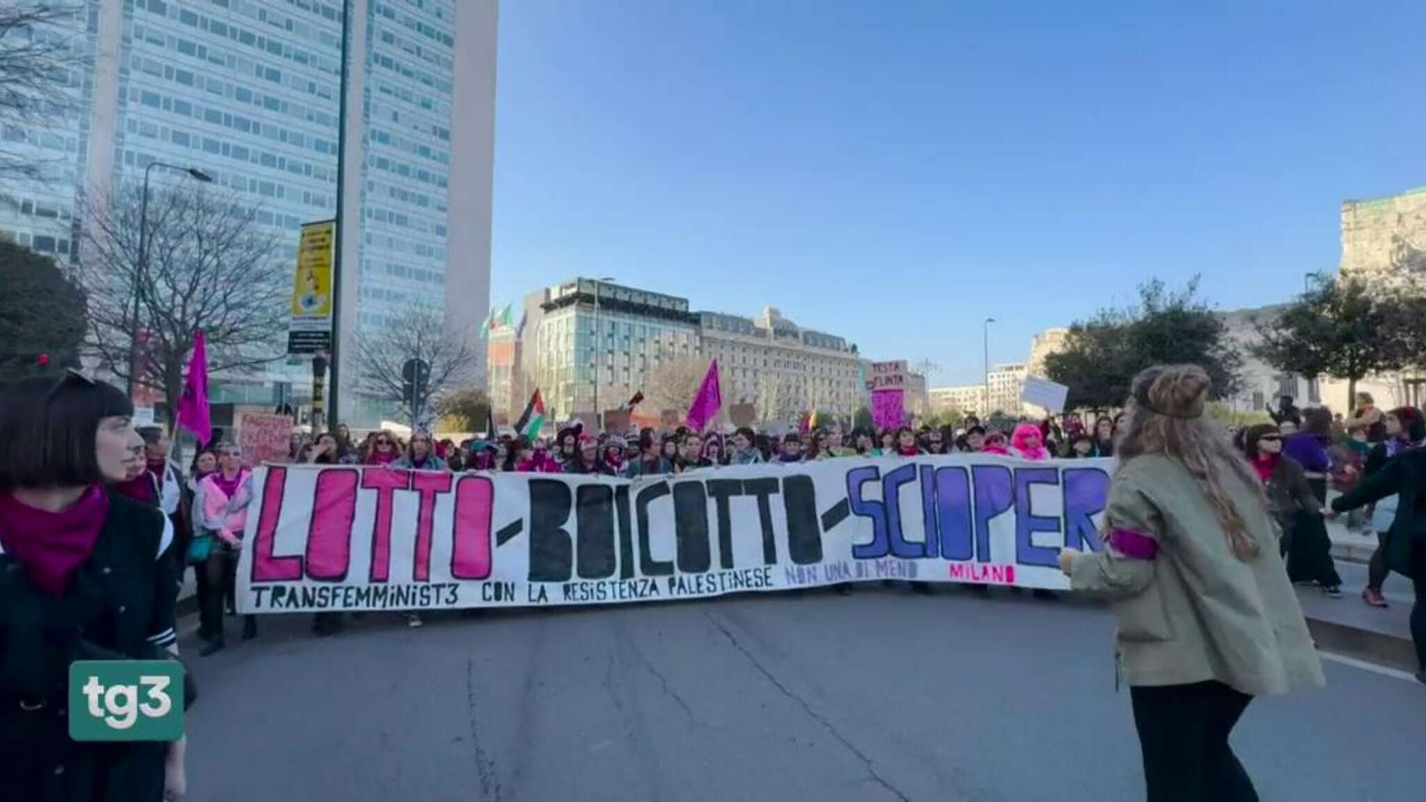 8 marzo, la marea fucsia invade le strade: 