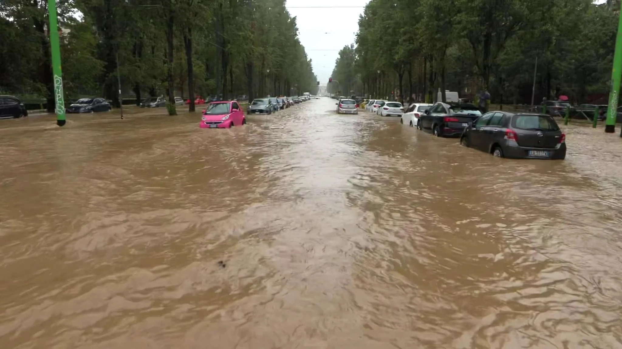Milano, esonda il Seveso: strade come fiumi. I vigili del fuoco: 