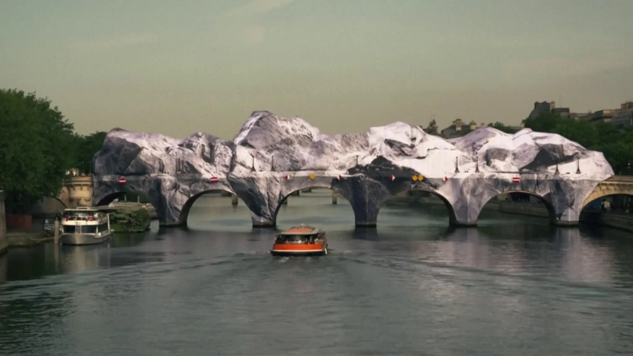 Parigi, il Pont Neuf diventa una “caverna gigante”: il video in timelapse 
