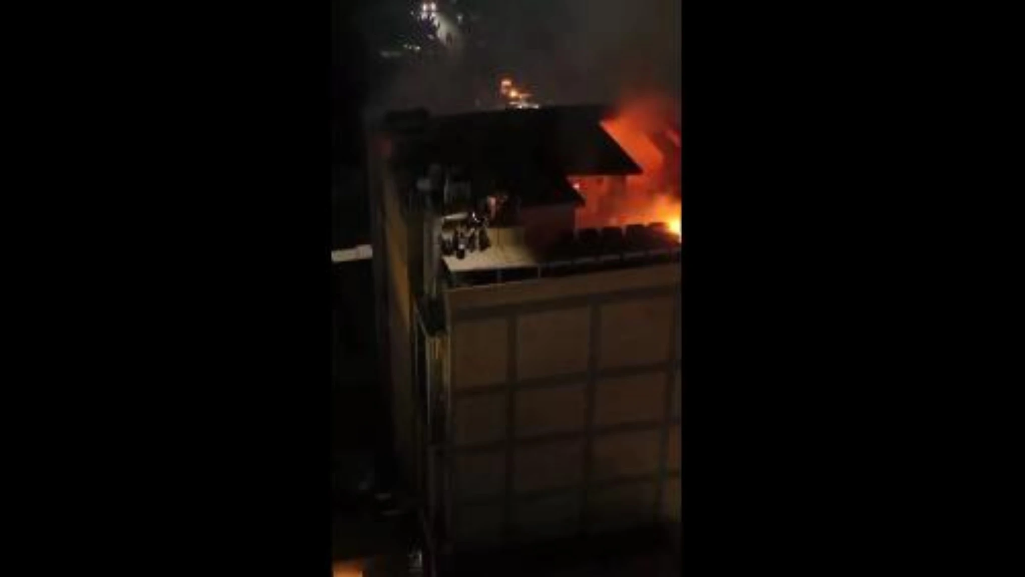 Le fiamme divorano un centro commerciale in Iraq: i morti sono oltre 60