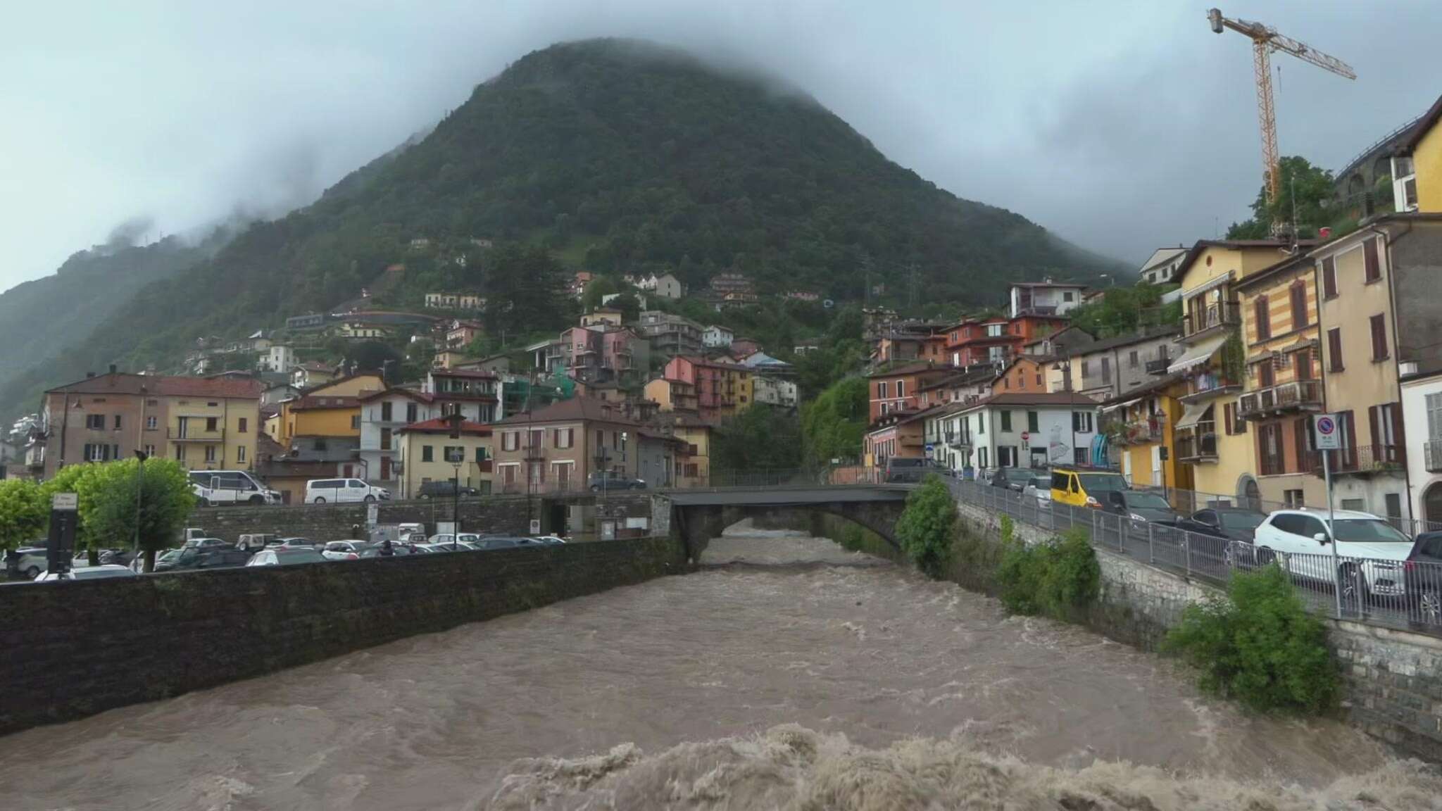 Maltempo, fango e detriti nel lago di Como dopo la piena del fiume Telo: colpita Argegno - VIDEO