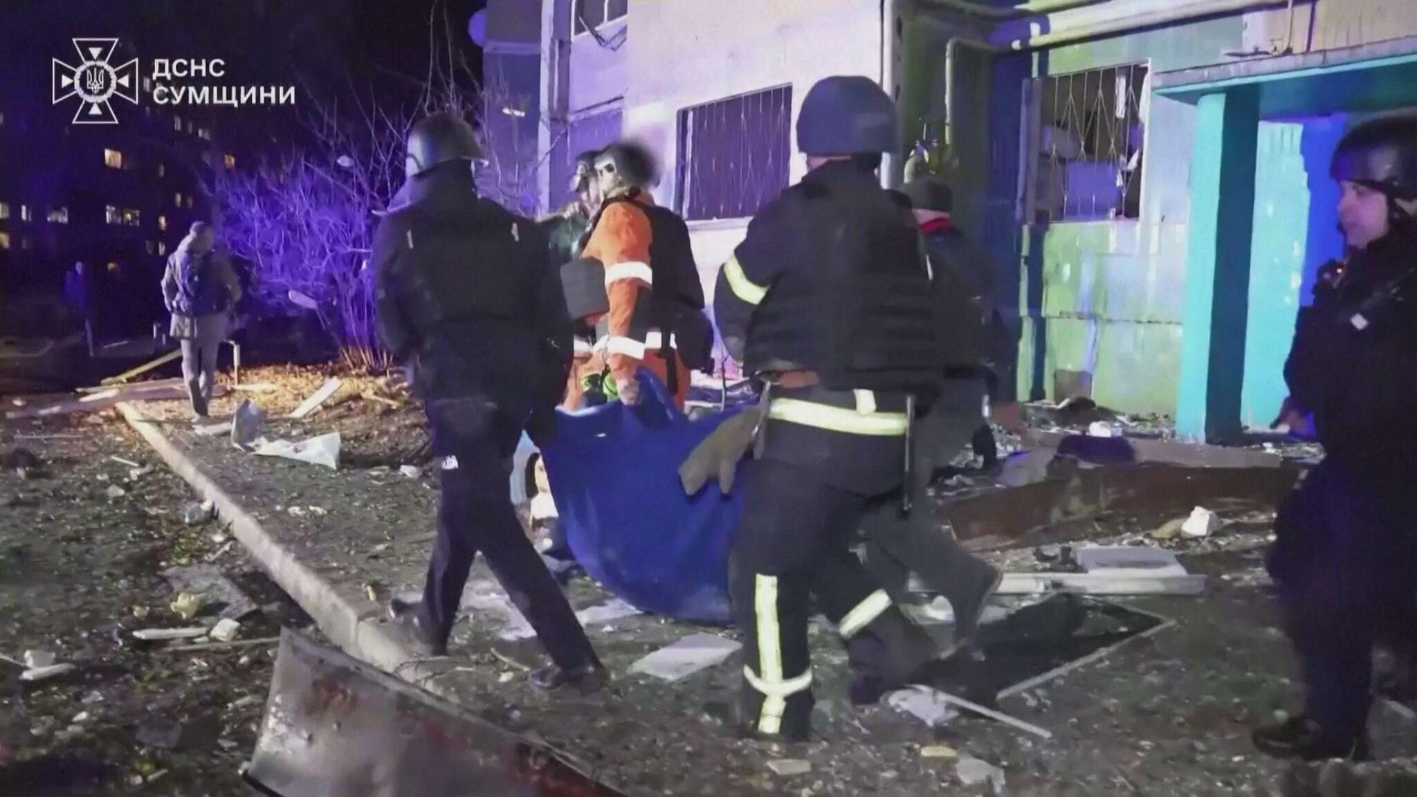 Le fiamme, la concitazione i soccorsi: due bambini sono morti nel palazzo colpito da un missile