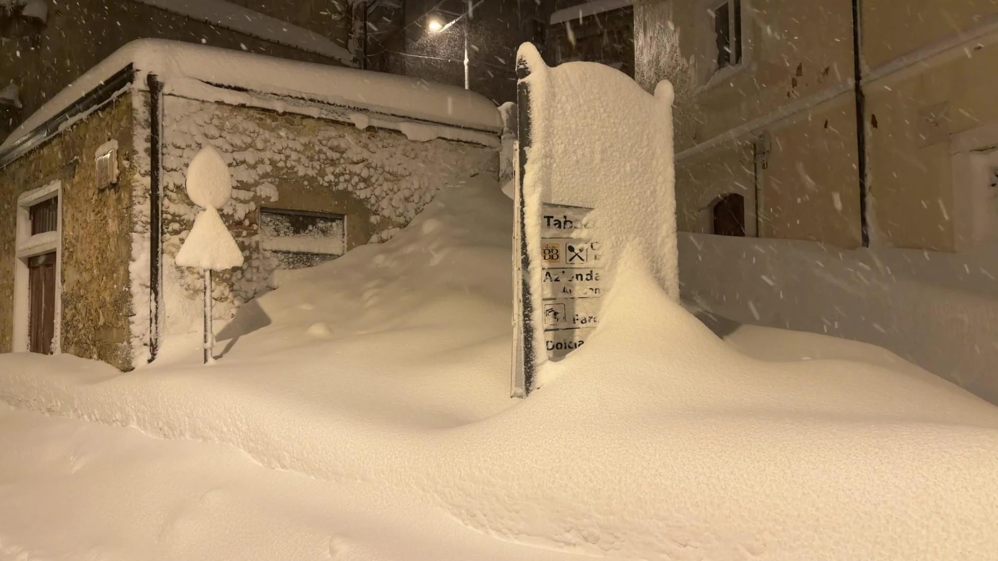 Castel del Monte scompare nella bufera: 48 ore sotto la neve