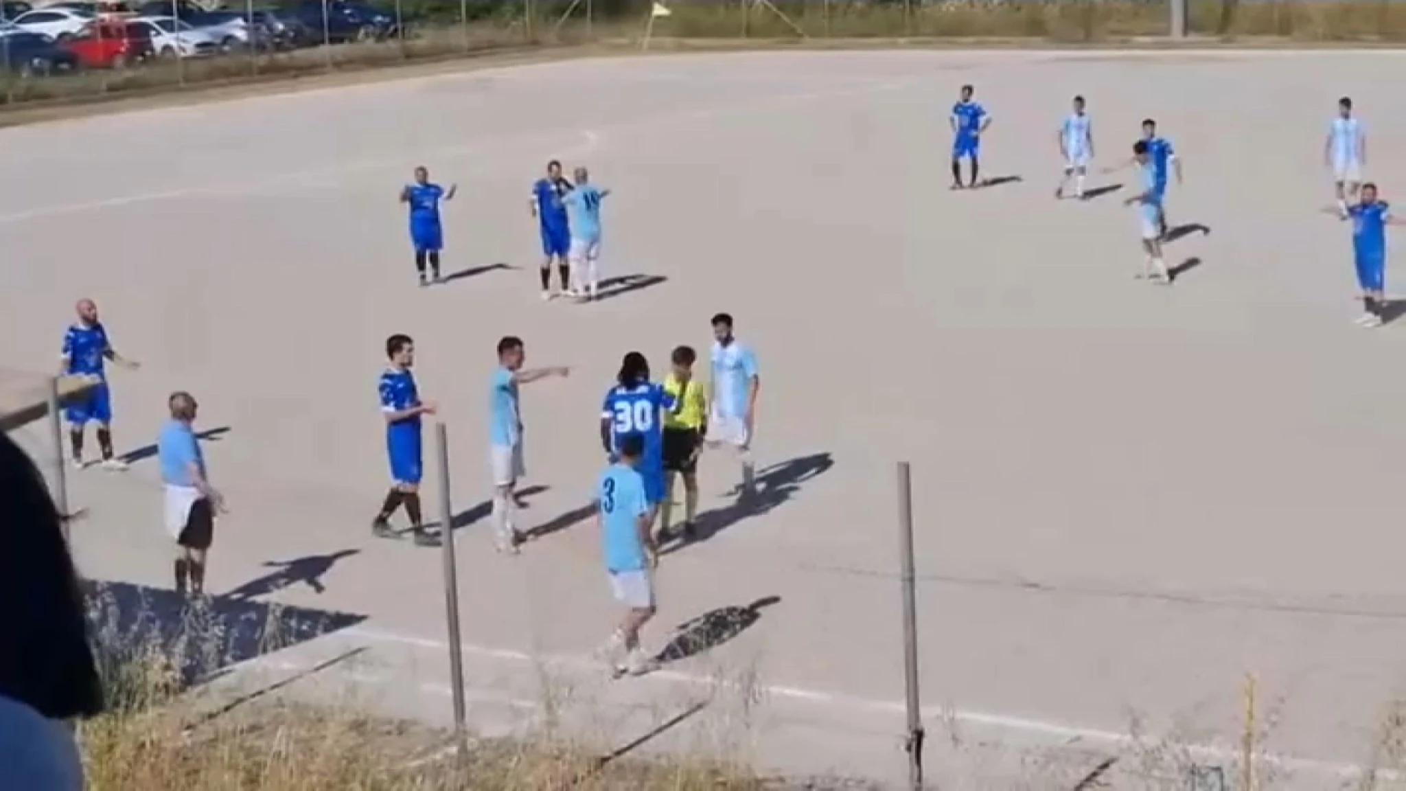 Arbitro sedicenne aggredito nel Sassarese dopo un cartellino giallo