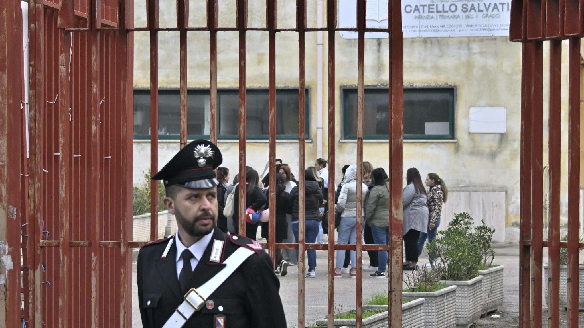 Insegnante aggredita a Castellammare, rientro a scuola blindato. Alcune mamme rivendicano il raid