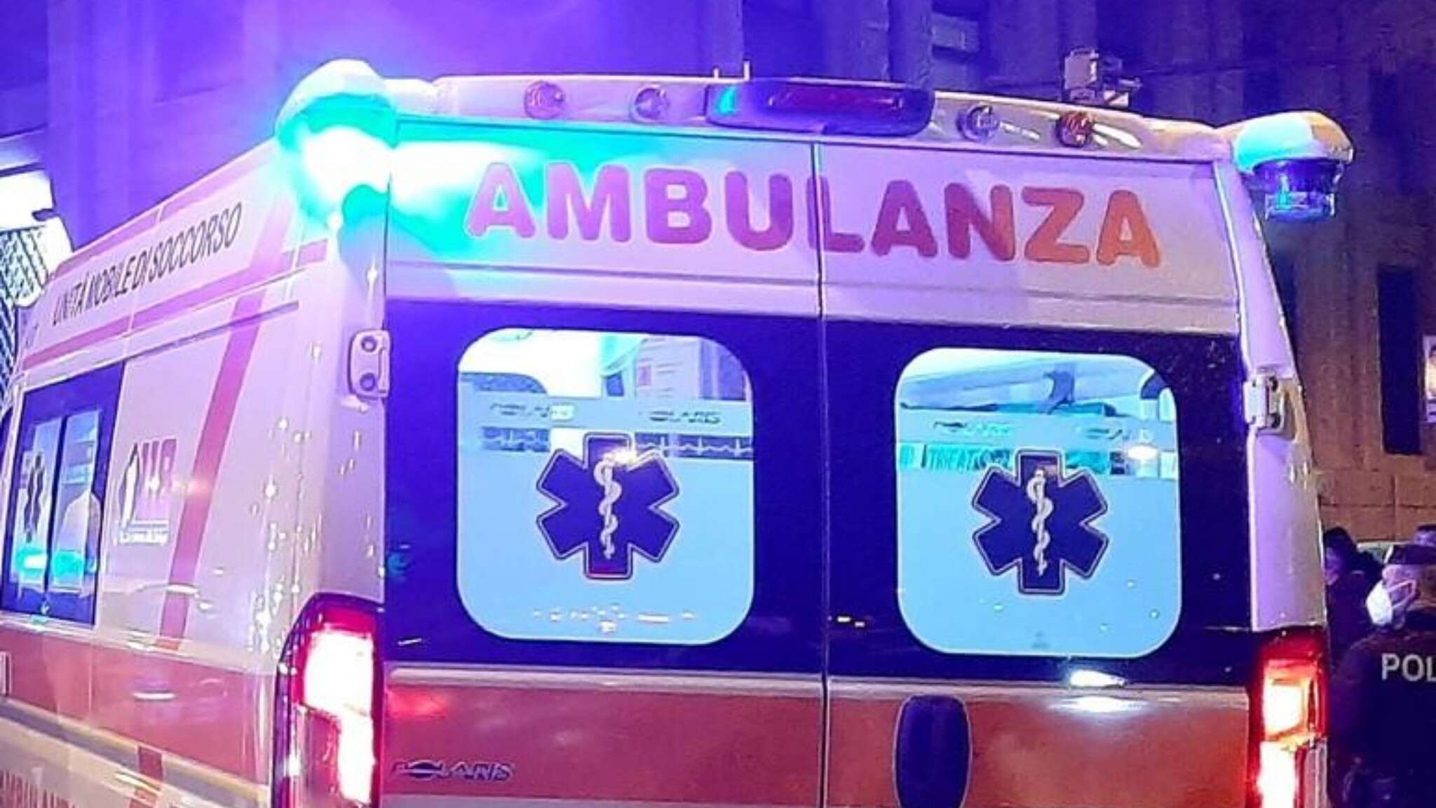 Ascoli Piceno, accoltella la moglie davanti ai figli e poi tenta il suicidio