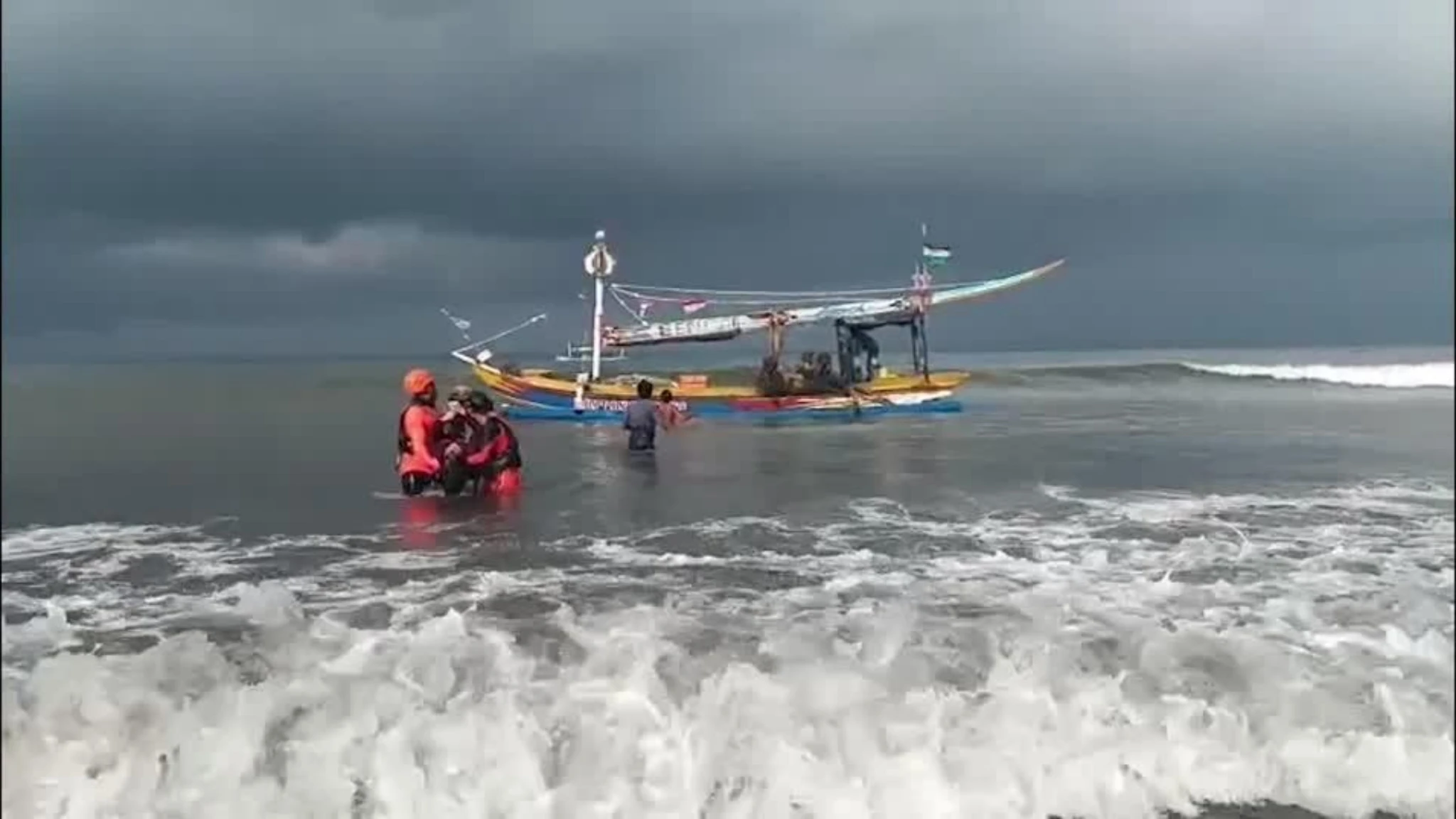 Bali, si recuperano i corpi dei dispersi dopo l'affondamento del traghetto