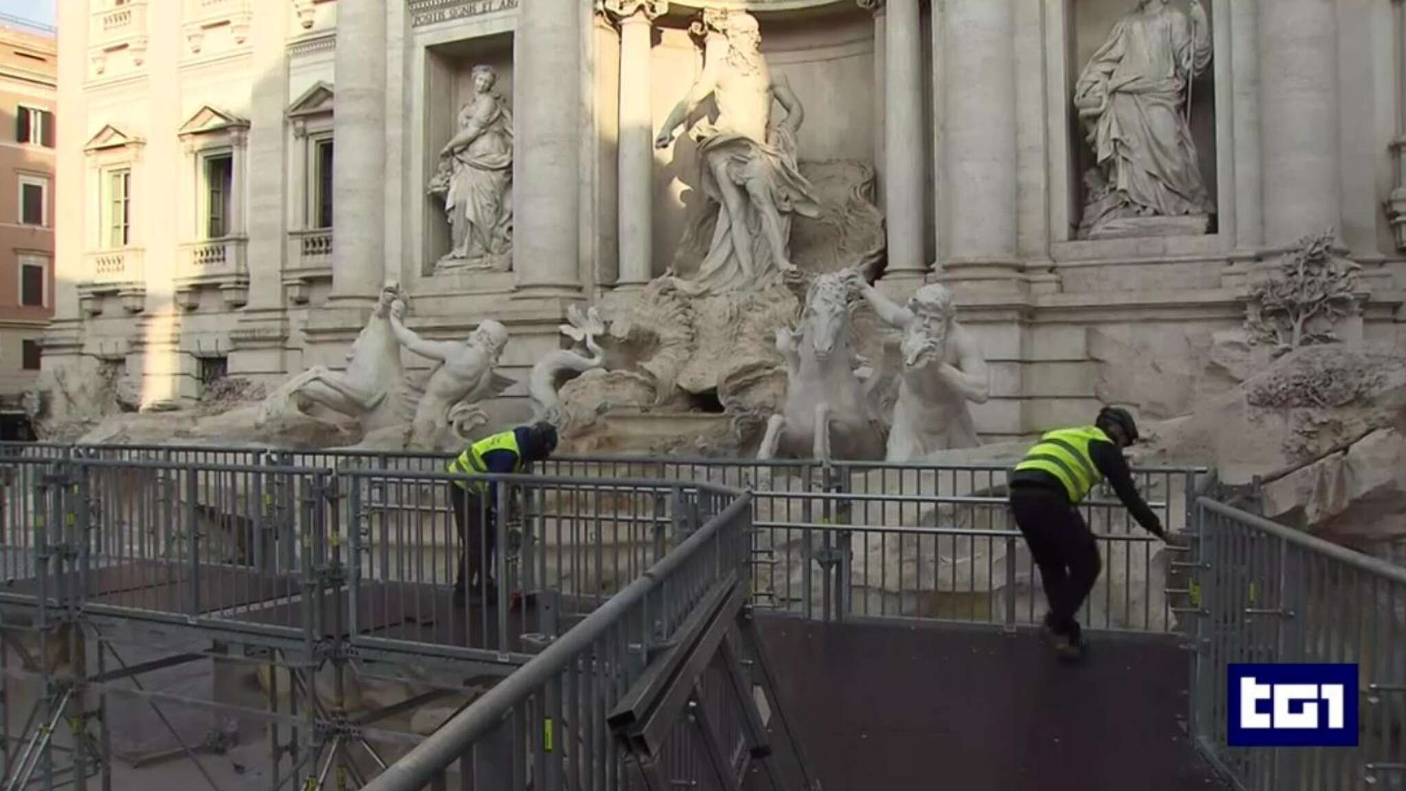 Fontana di Trevi, in anteprima al Tg1 la passerella che aprirà al pubblico da domani