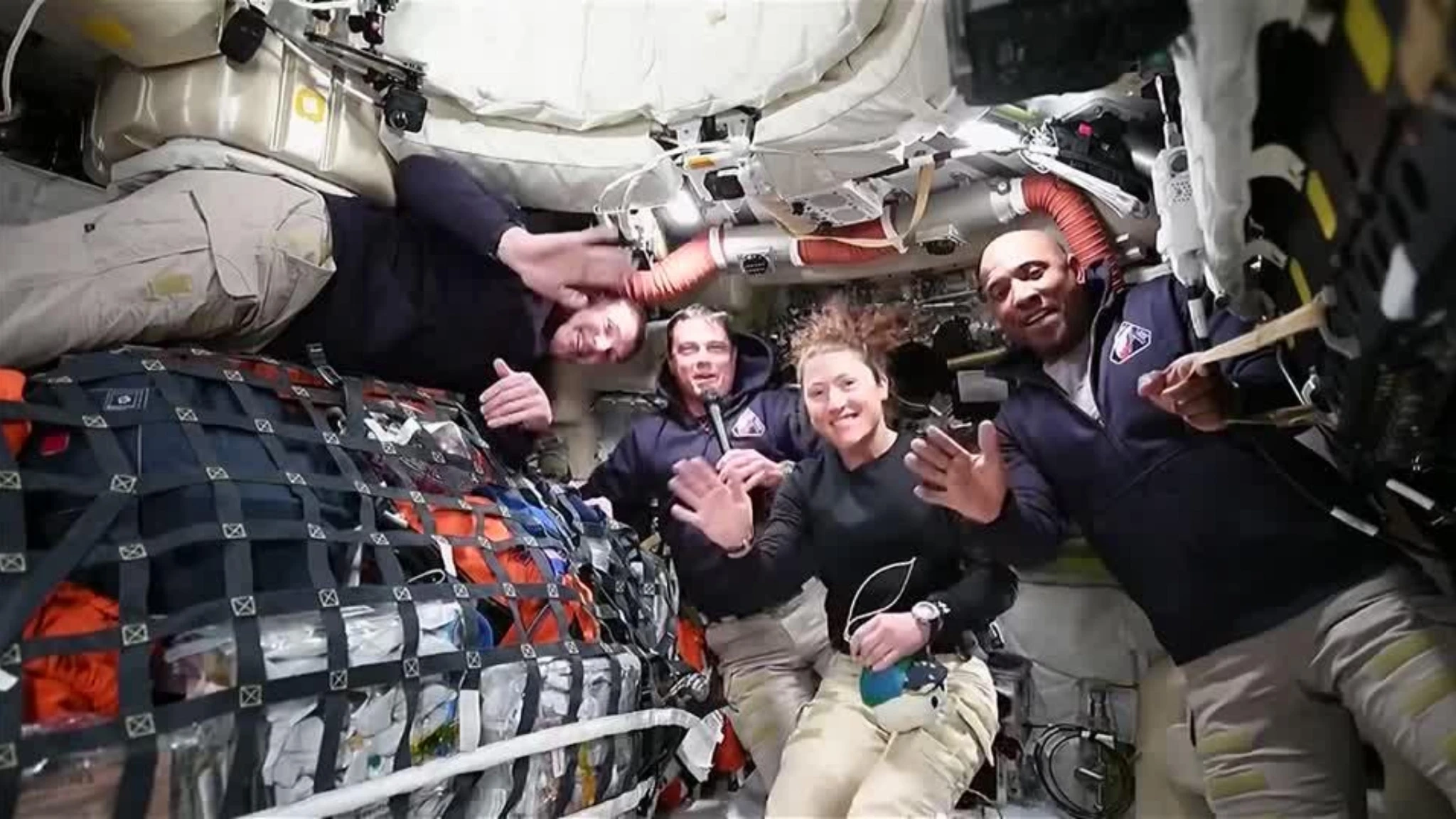 Artemis II, il primo video messaggio dell'equipaggio in missione: 