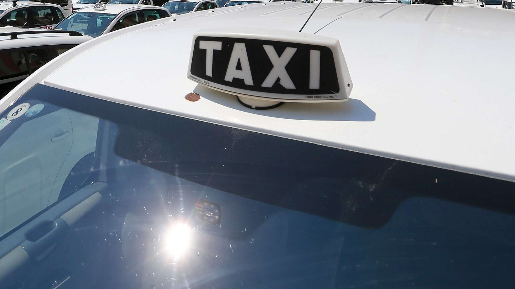 Taxi: verso un aumento del 20% delle licenze, fondi per la transizione del parco auto