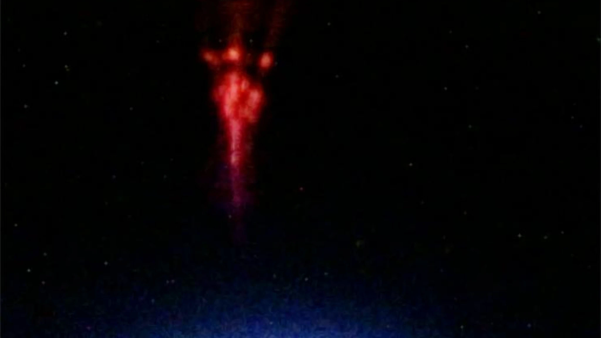 Uno “spettro rosso” visto dallo spazio: la rara immagine catturata da un astronauta dell’ESA