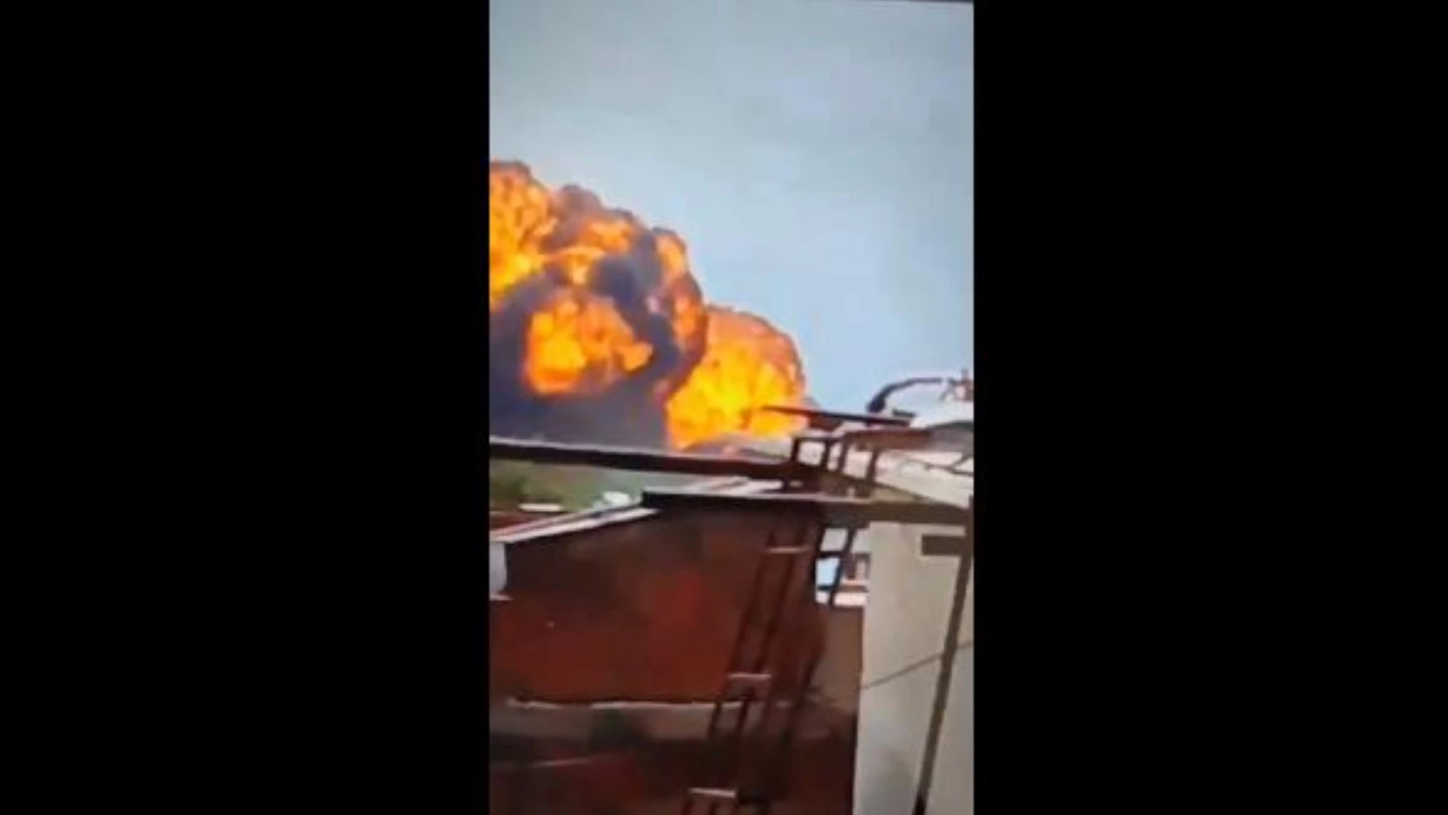Aereo precipitato in India, lo schianto su un'area residenziale. Le prime immagini