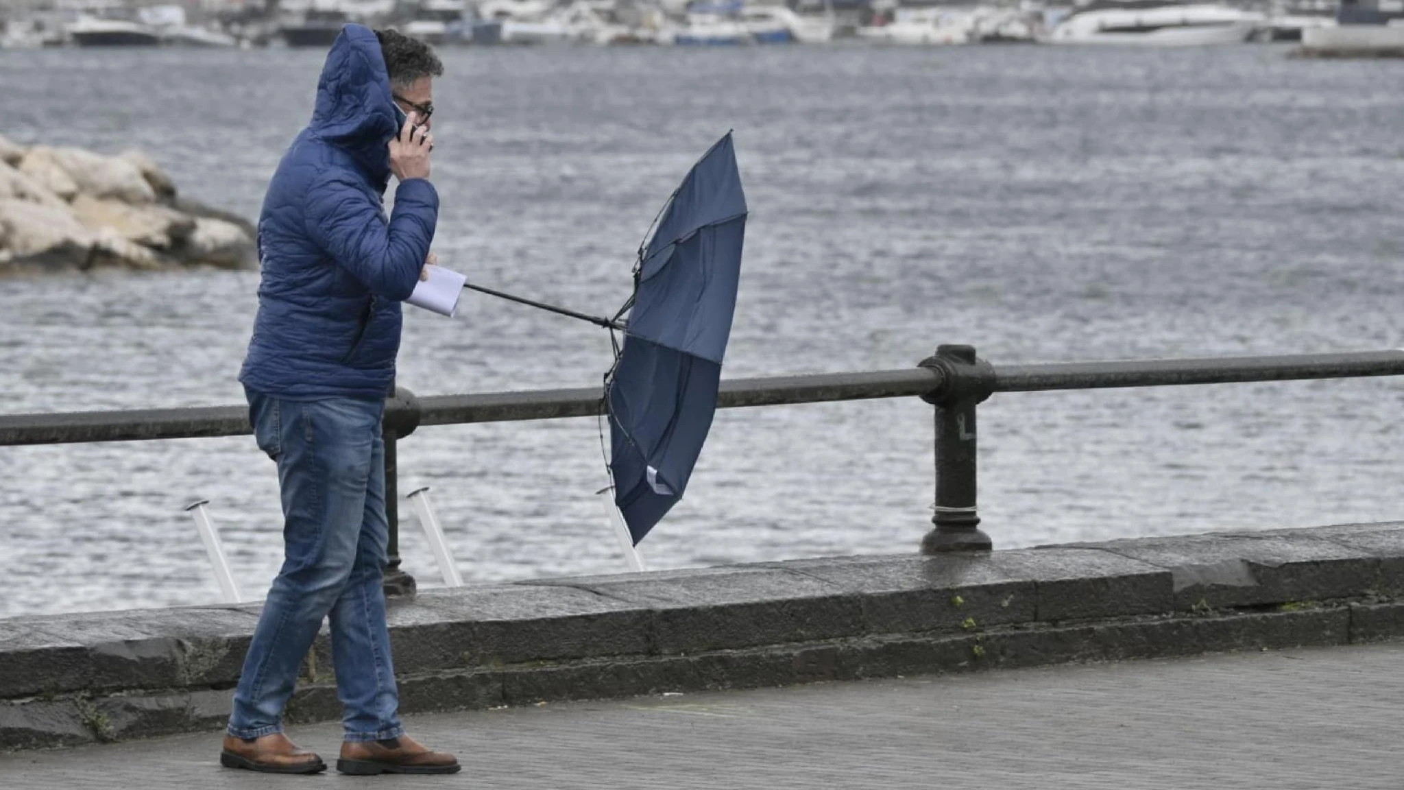 Meteo, ancora piogge e freddo anomalo. Allerta gialla in quattro regioni. Da mercoledì cambia tutto