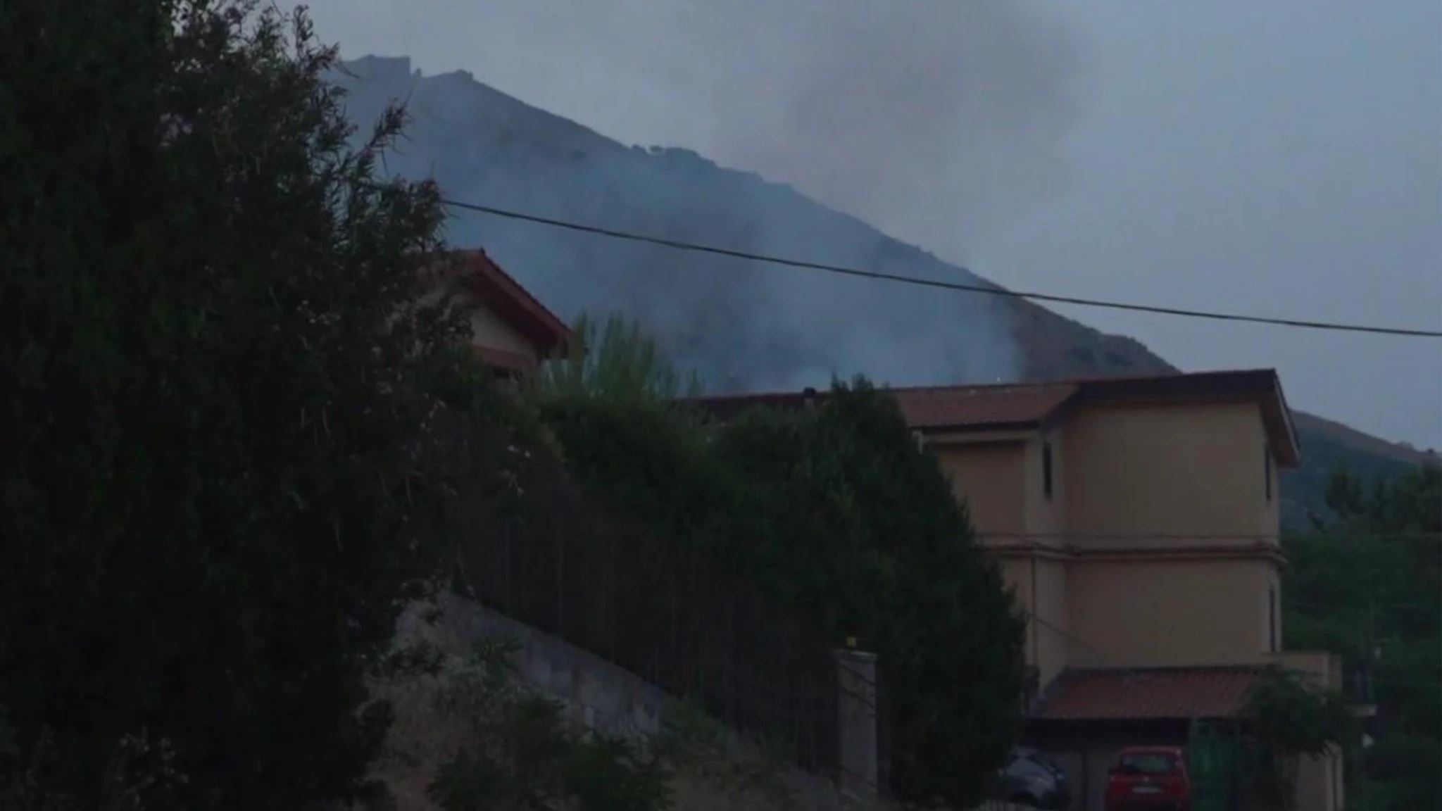 Incendio a Monreale, il rogo non si ferma: le case avvolte dal fumo