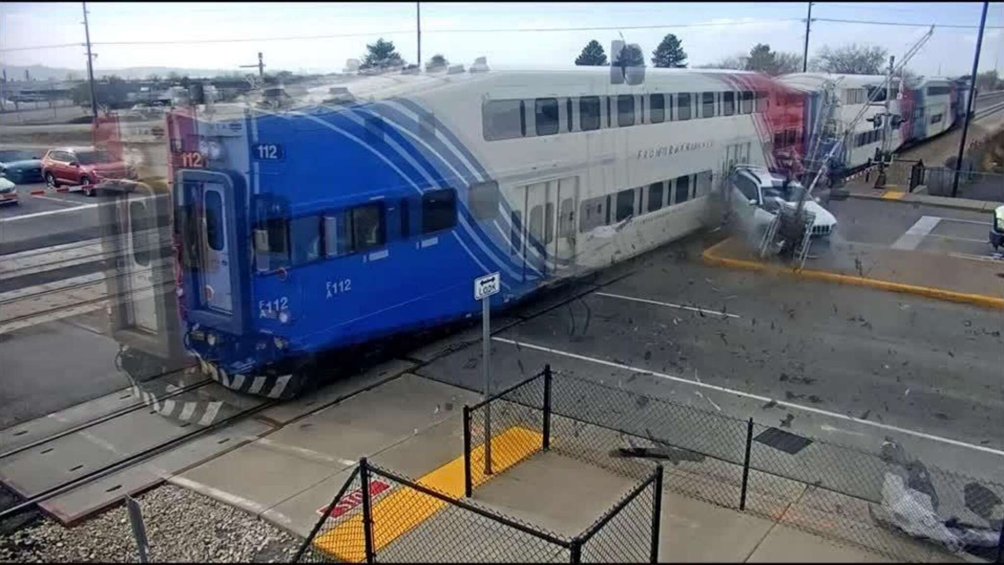 L'auto è bloccata sui binari e il treno la travolge, il conducente si salva per miracolo