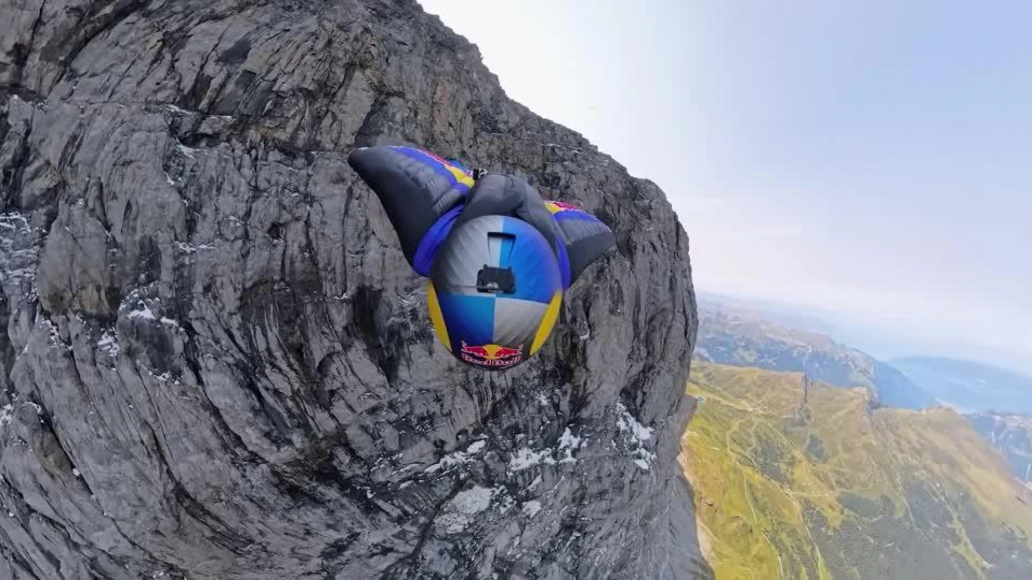 Tuffo da brividi in tuta alare: il pilota tocca i 347 km/h in caduta libera sulle Alpi svizzere