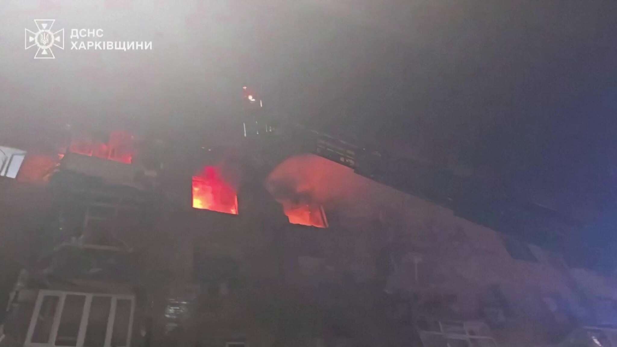 L'impatto del drone esplode su condominio di Kharkiv in Ucraina, nell'incendio ferite 8 persone