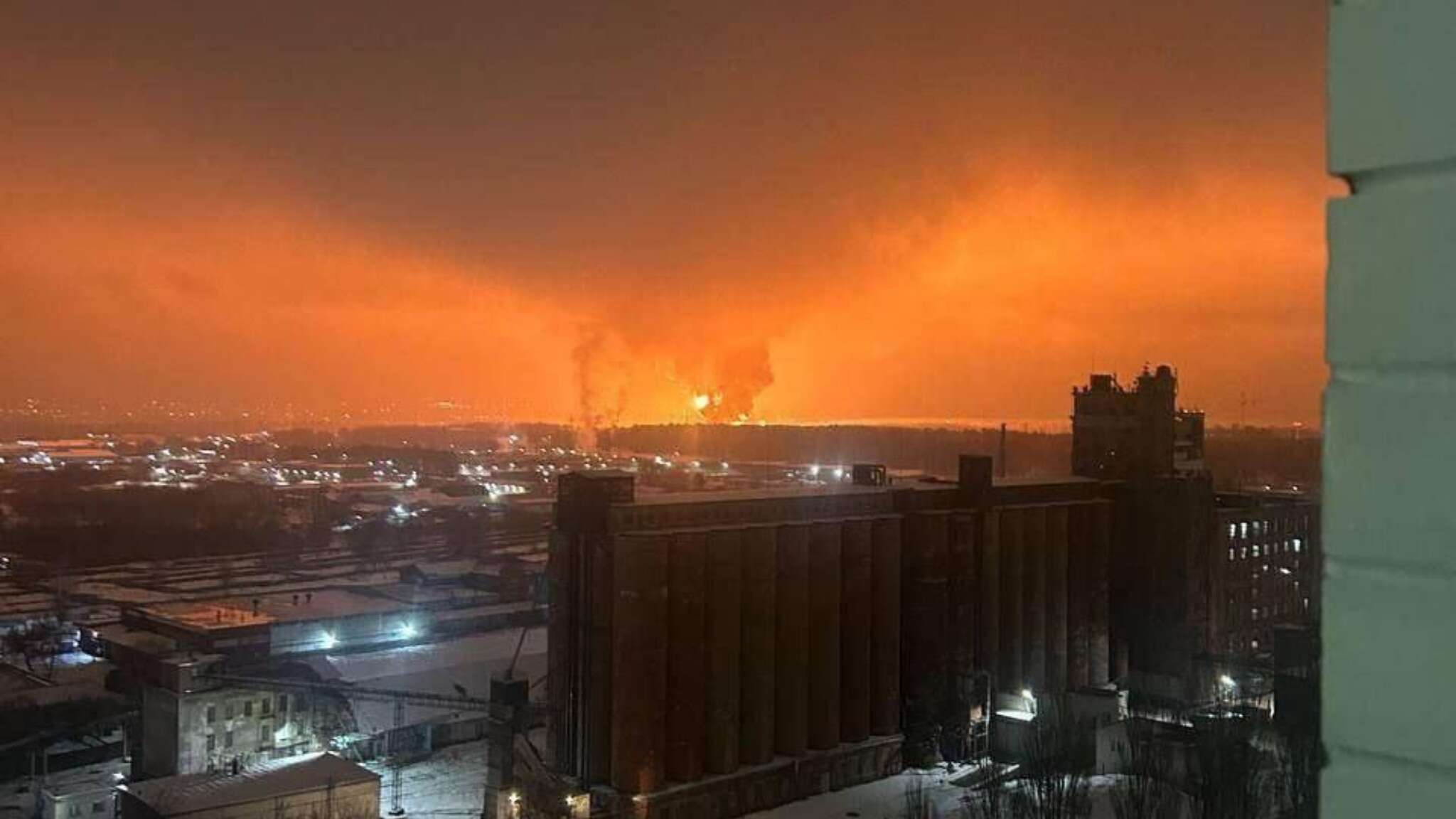 A Bryansk dopo una serie di esplosioni il deposito petrolifero della Transneft è in fiamme: video