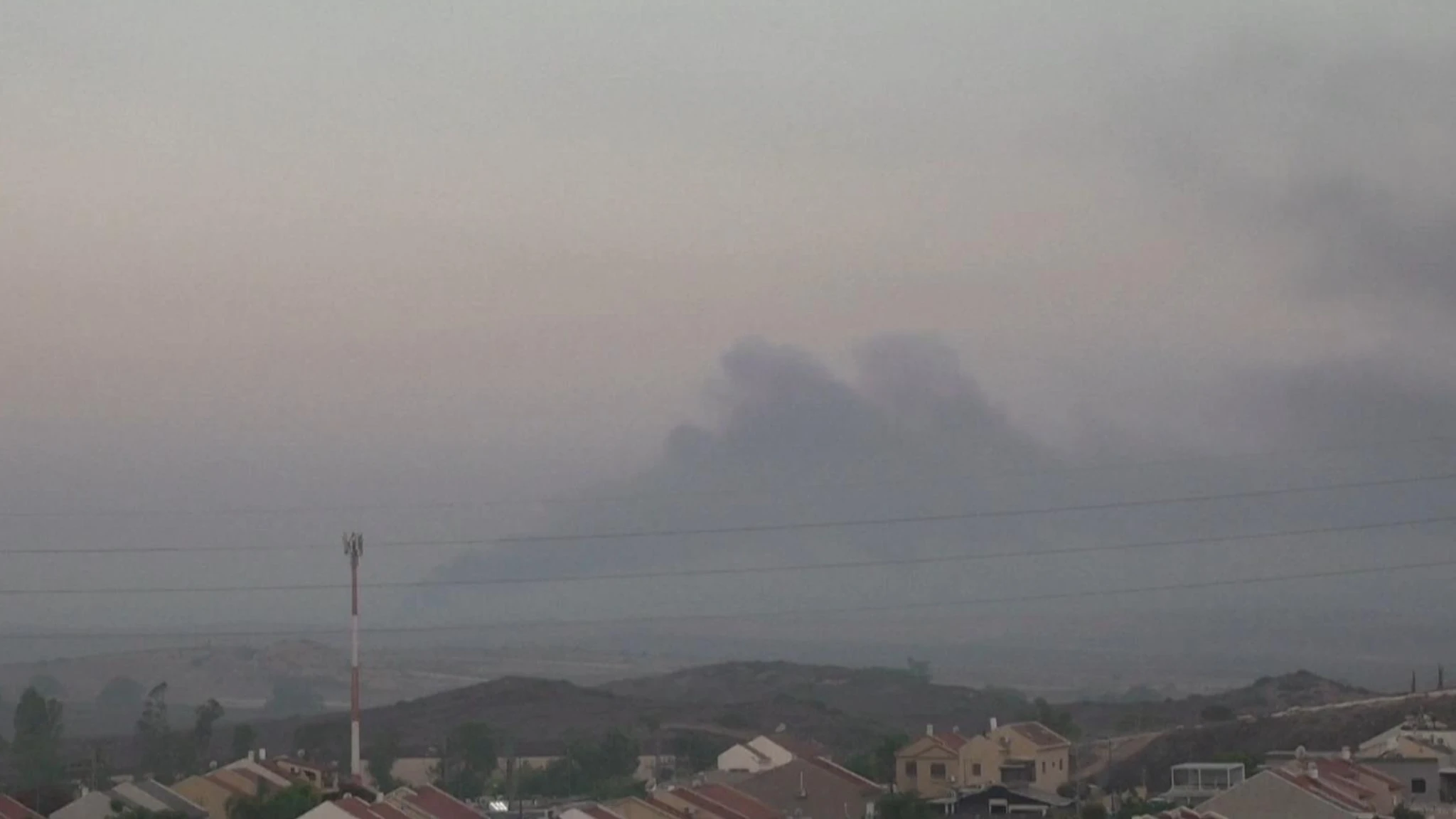 Esplosioni su Gaza: nel timelapse una colonna di fumo che prosegue fino all'alba