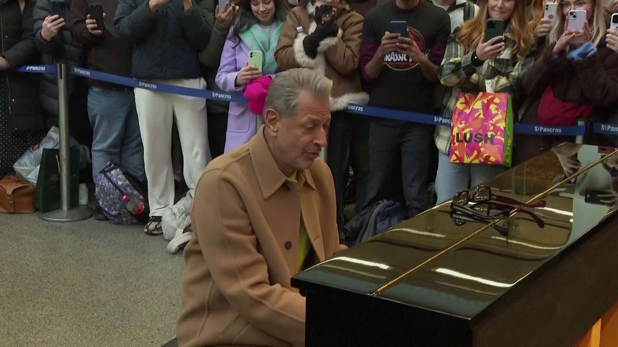 Jeff Goldblum suona il piano a sorpresa in una stazione di Londra. E celebra l'uscita di 